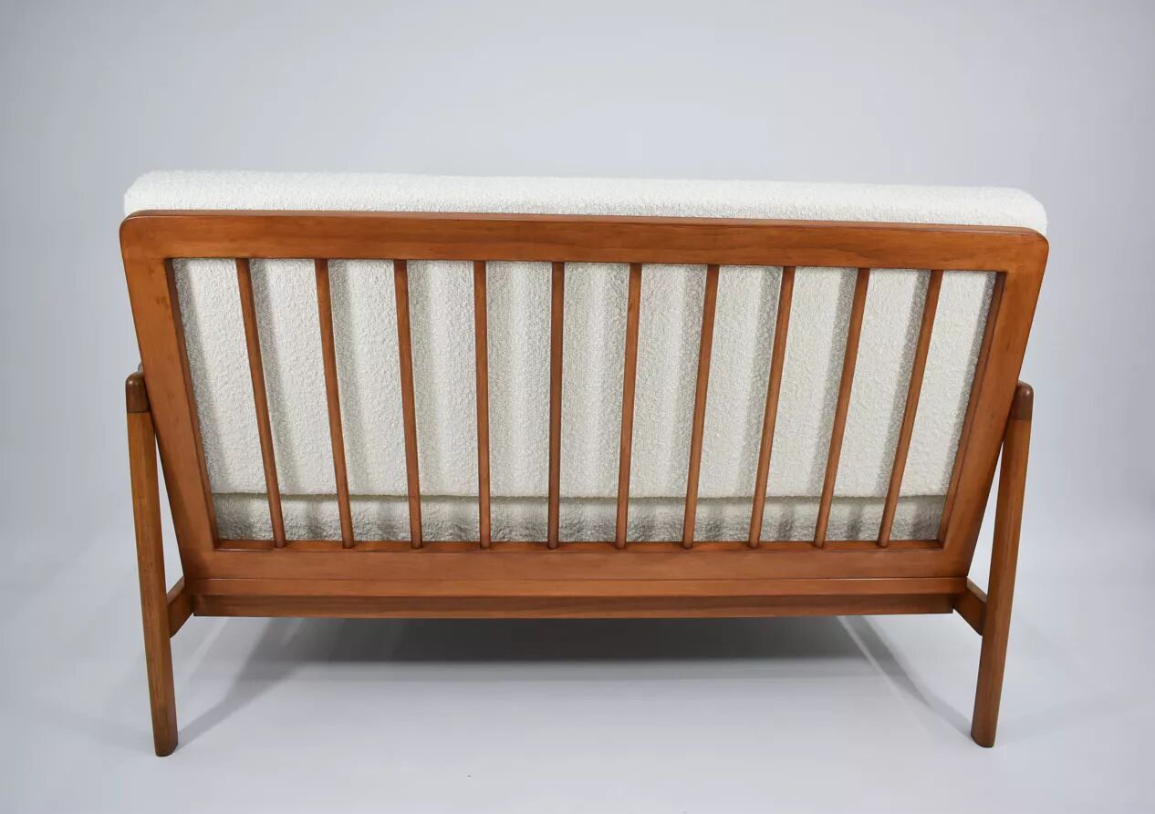 Canapé des années 60, en teck et bouclé blanc.