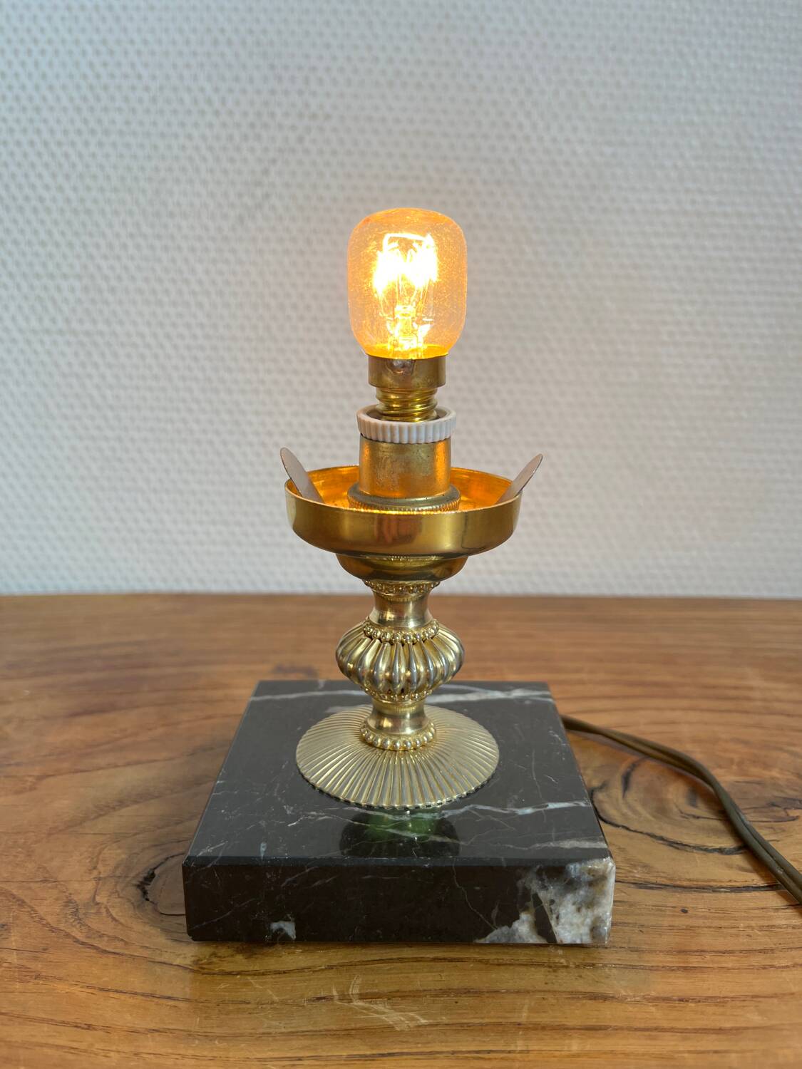 Table lamp in marble, gold metal, opaline globe