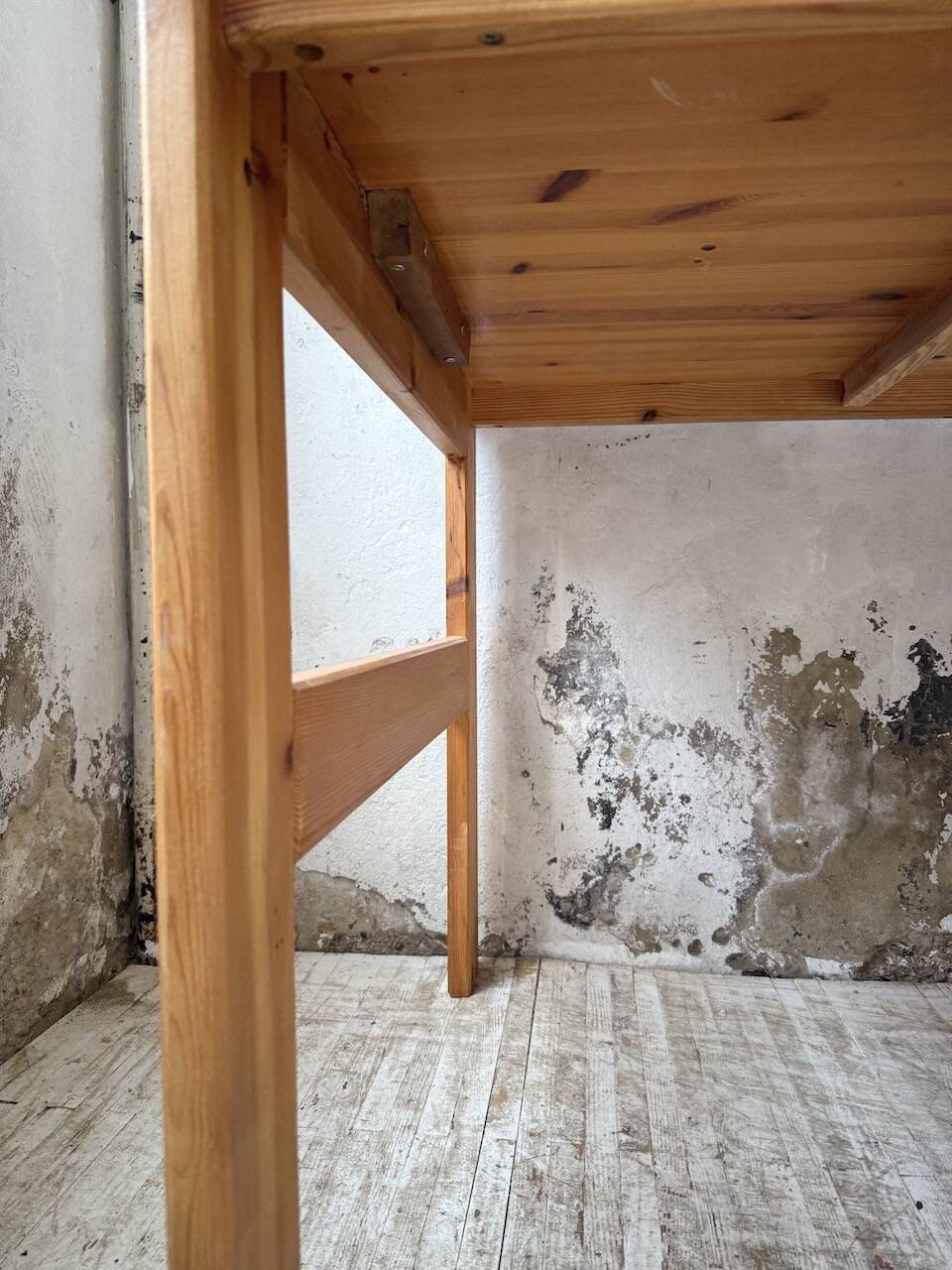 Bureau pin suédois style aperldoon 1970