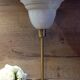Duo lampes de chevet rétro chic métal doré, globes blancs drappés