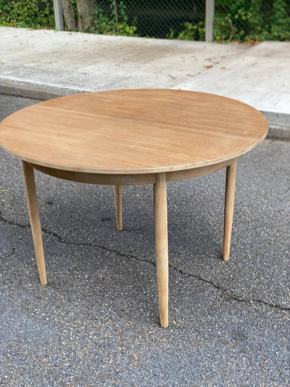 Table à manger scandinave ronde extensible rénovée en teck 1950