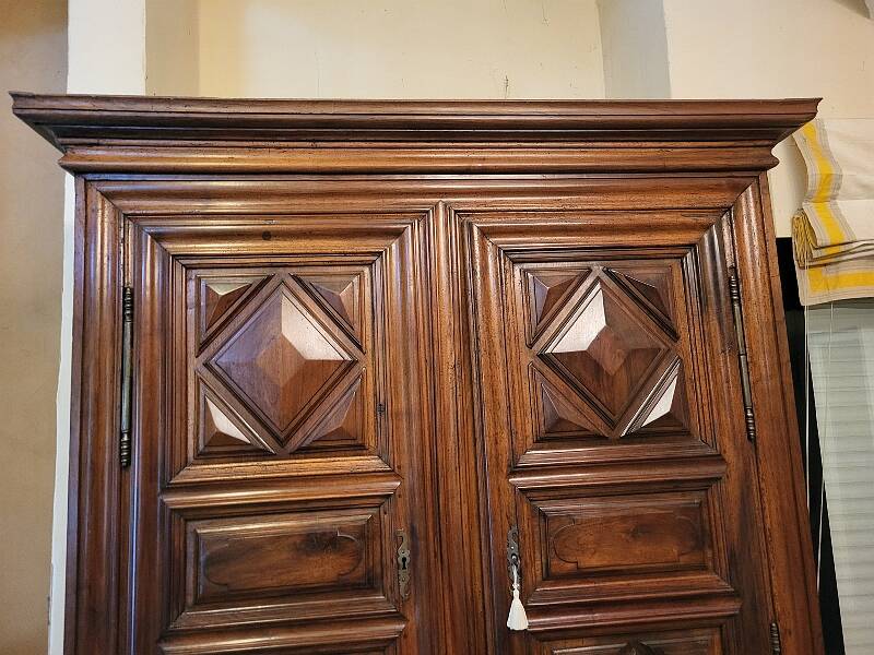 LOUIS XIII CABINET IN DIAMOND-TIP WALNUT 2 DOORS FROM THE 18TH CENTURY