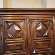Armoire Louis XIII en noyer pointe de diamant et 2 portes, XVIIIème siècle