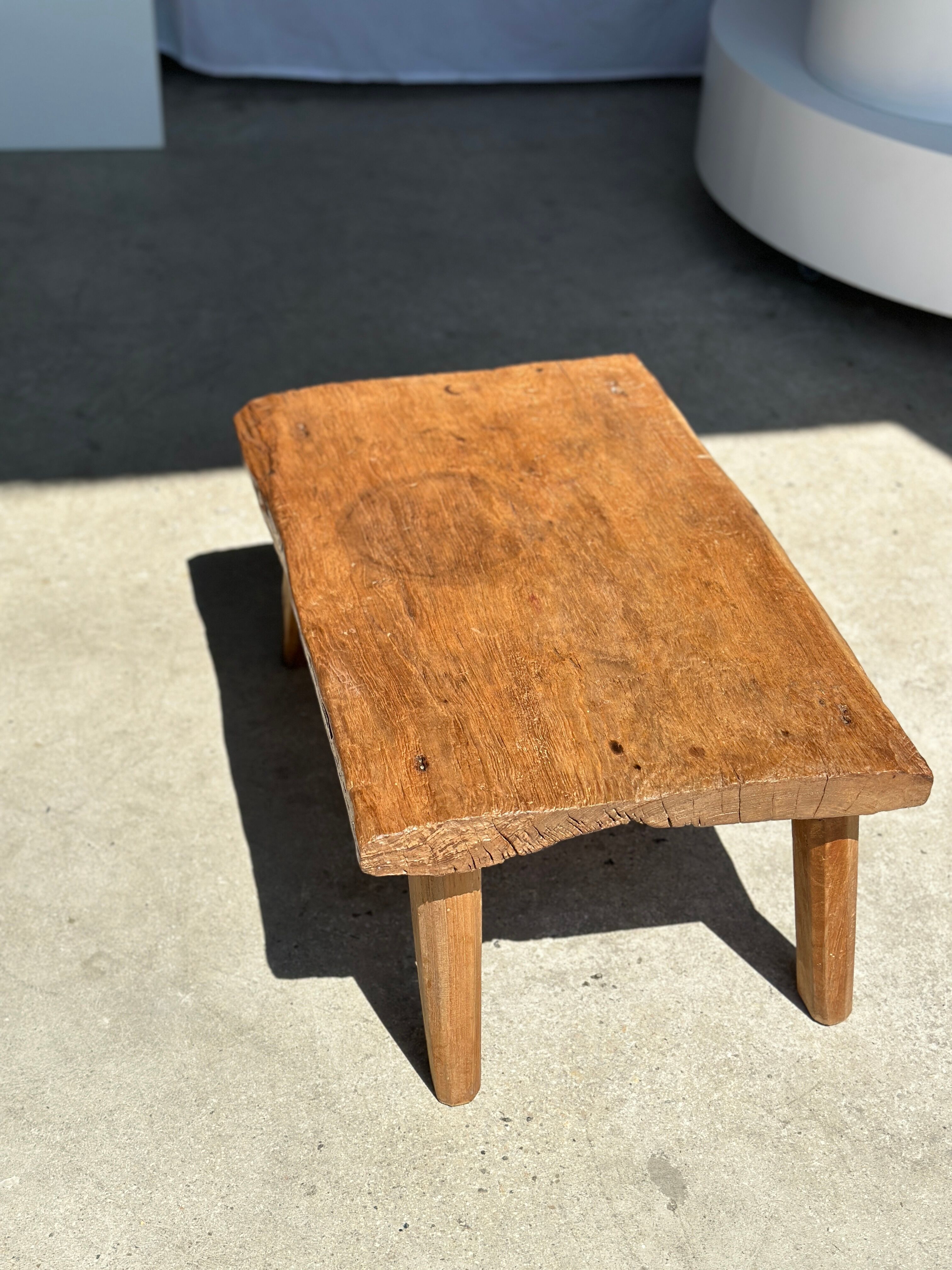 Coffee table in blond teak quadripod