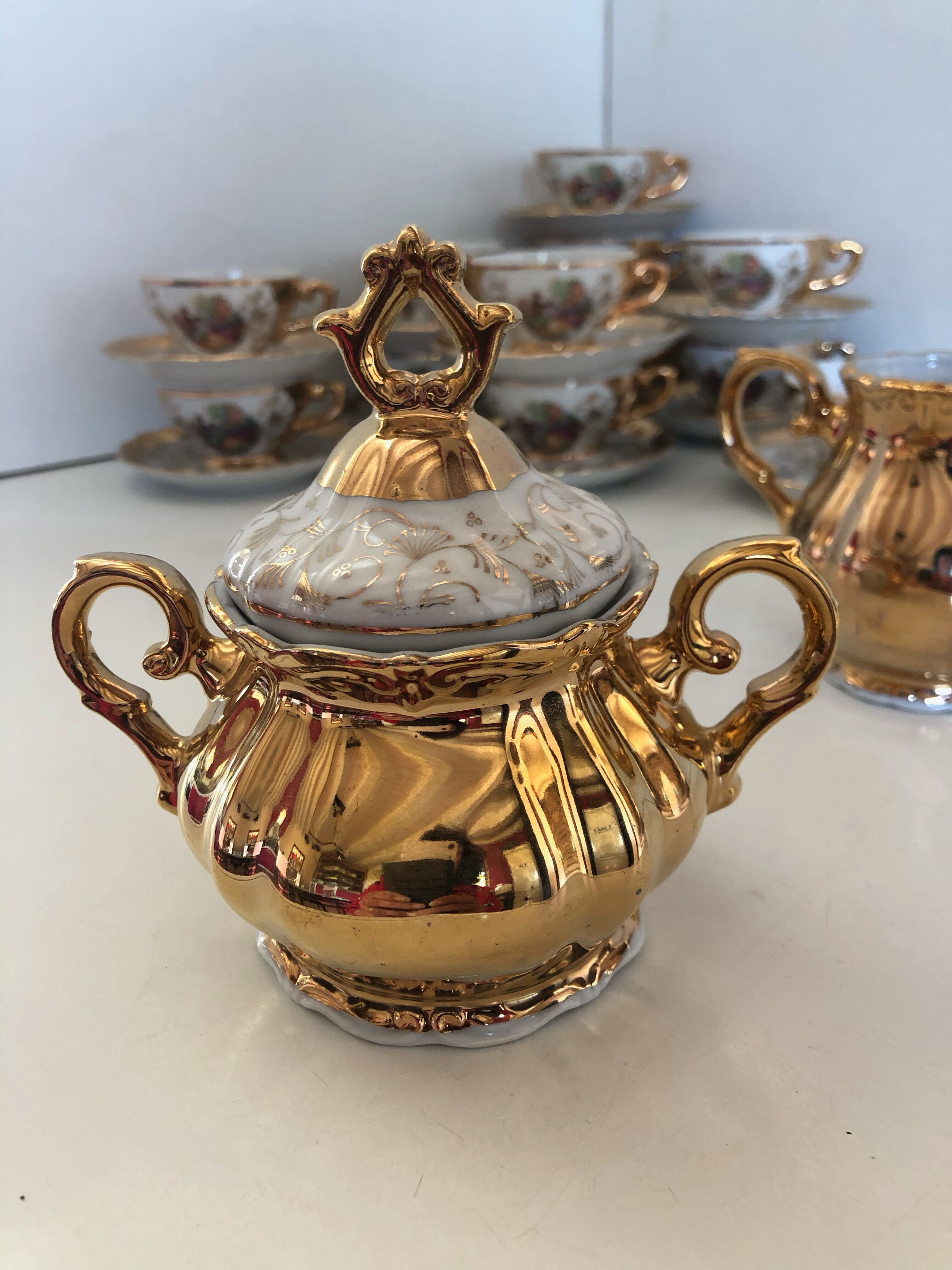 Gold Italian porcelain service. Coffee cups - sugar - cream pot / Gallant scene