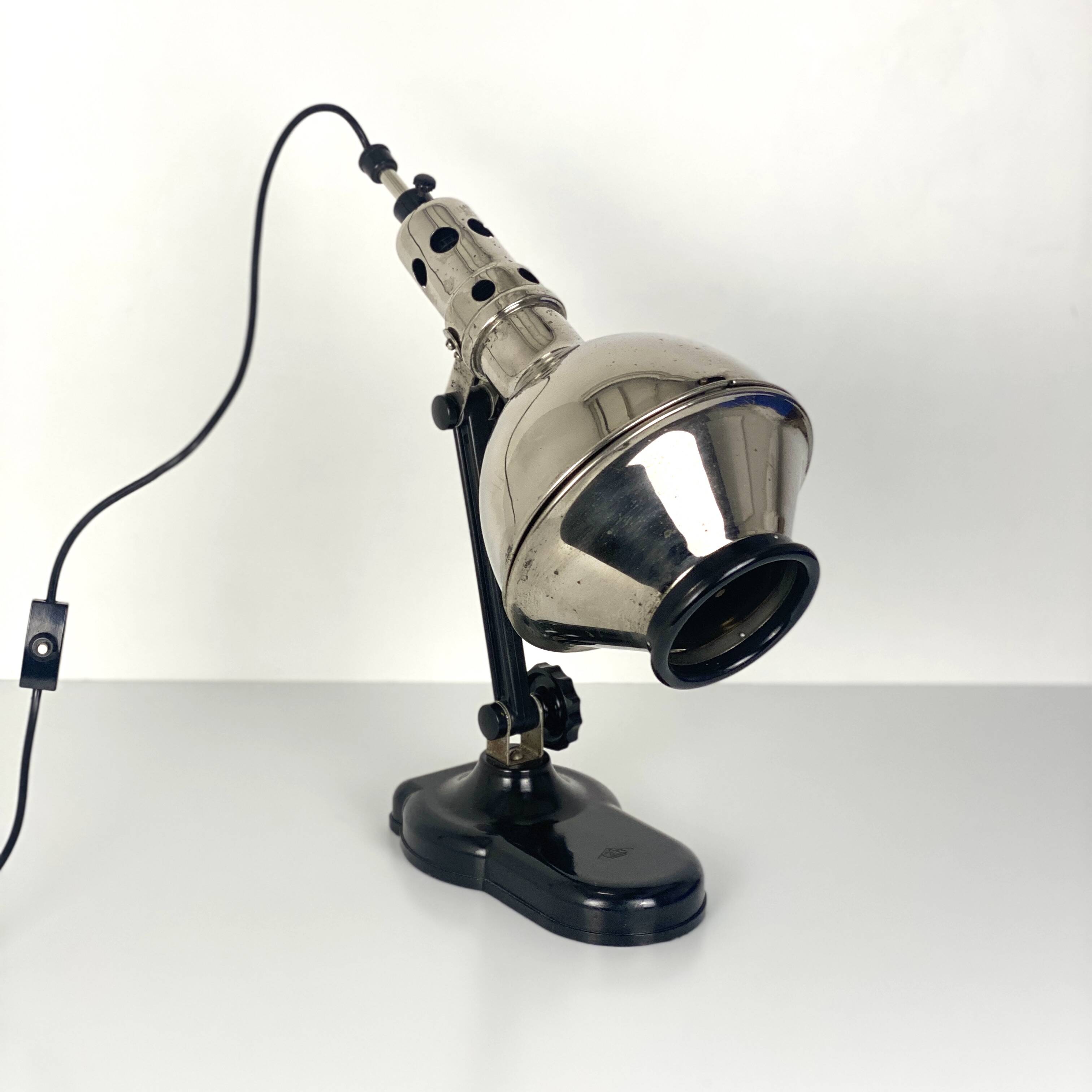 Directional articulated lamp in nickel-plated chrome and black bakelite, with cast iron counterweight.