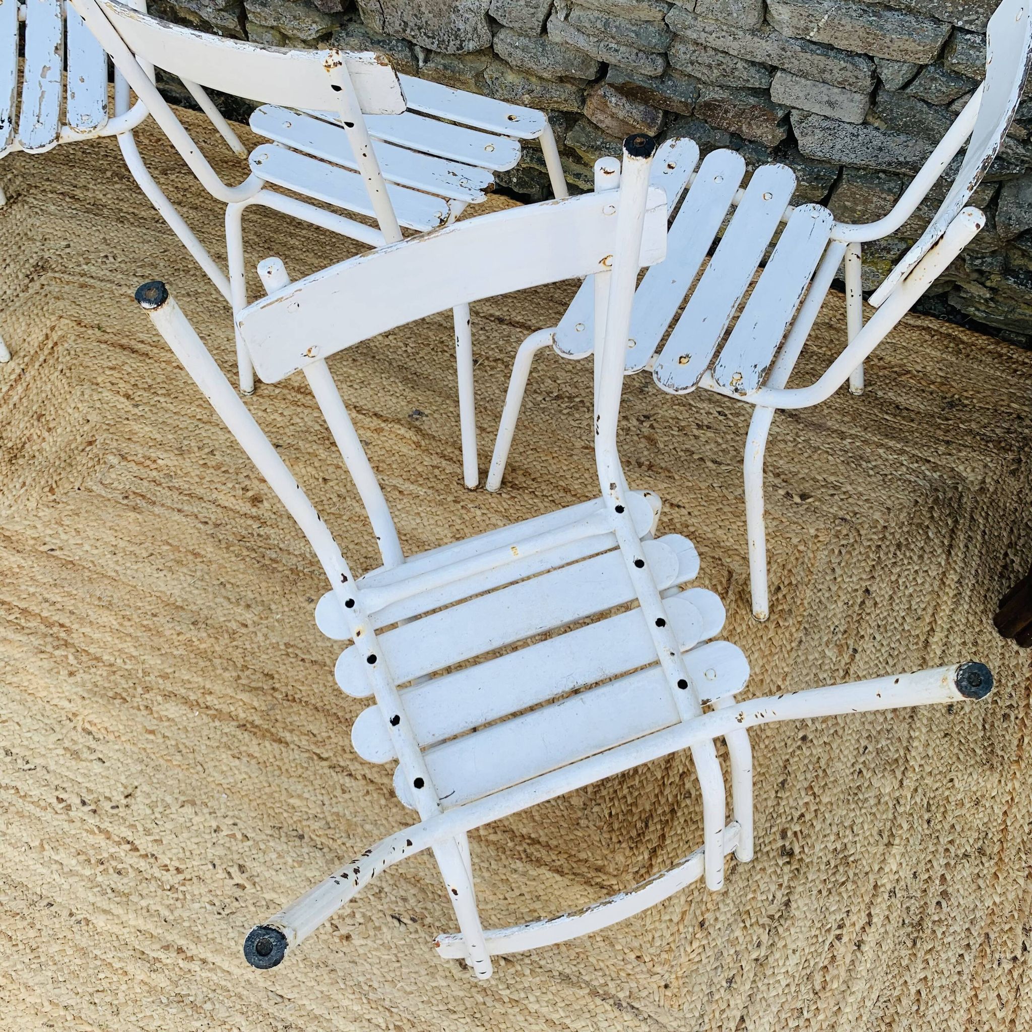Ensemble de 5 chaises blanches en bois