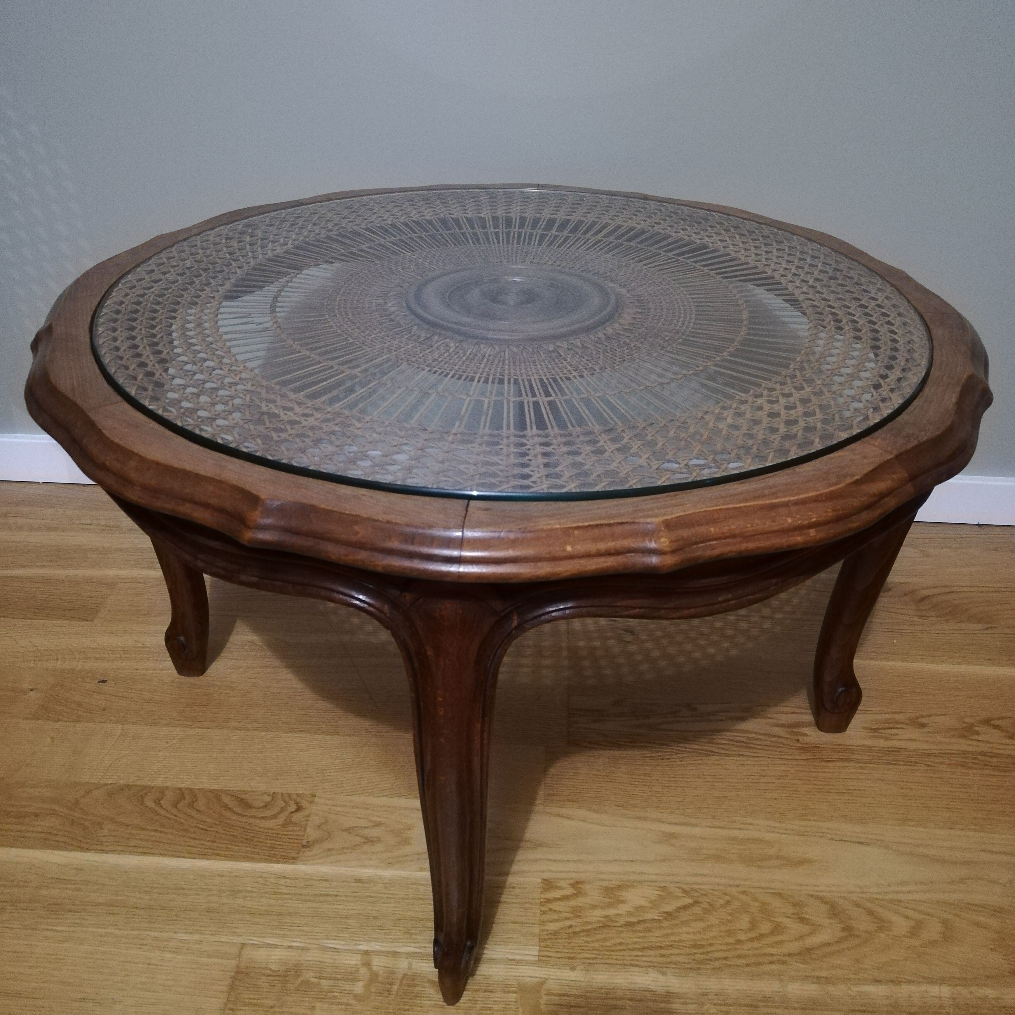 Table basse cannée en bois et verre