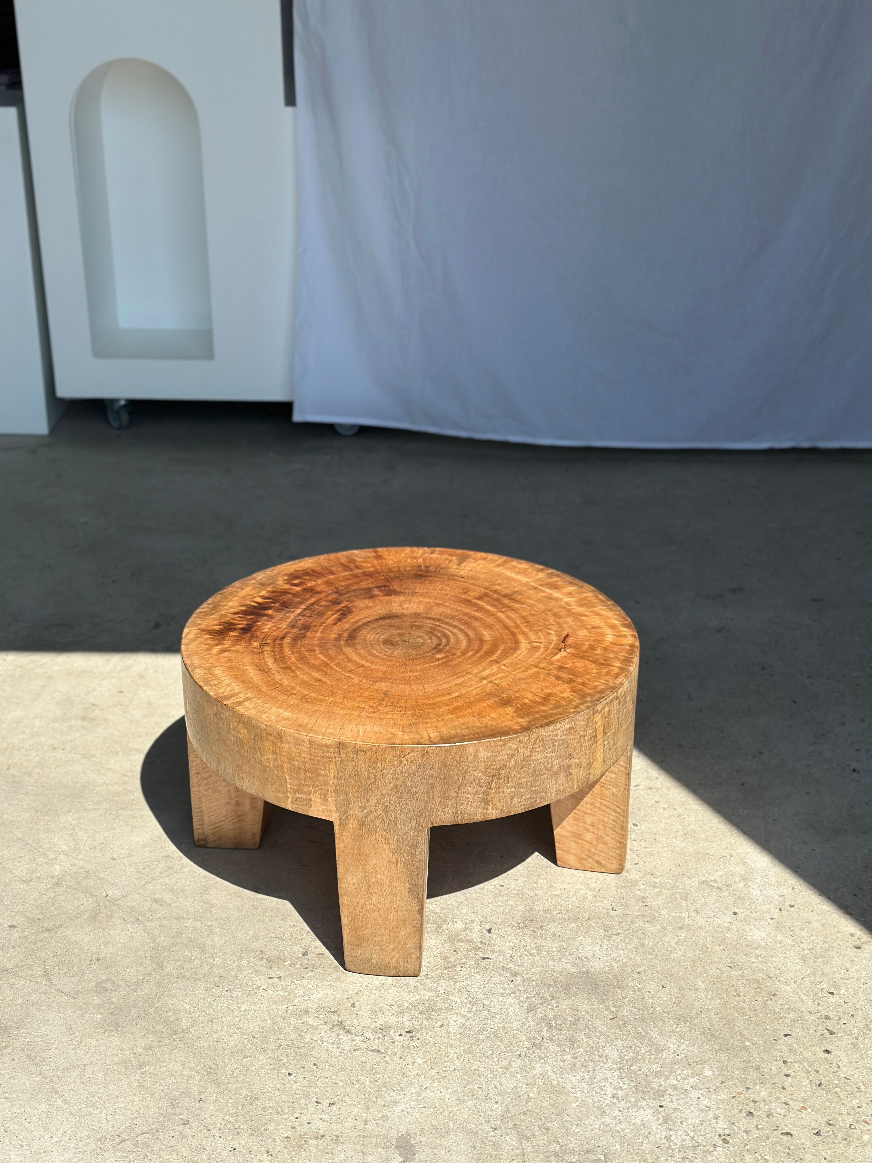 Quadripod coffee table in solid wood monoxyl natural color (dark)