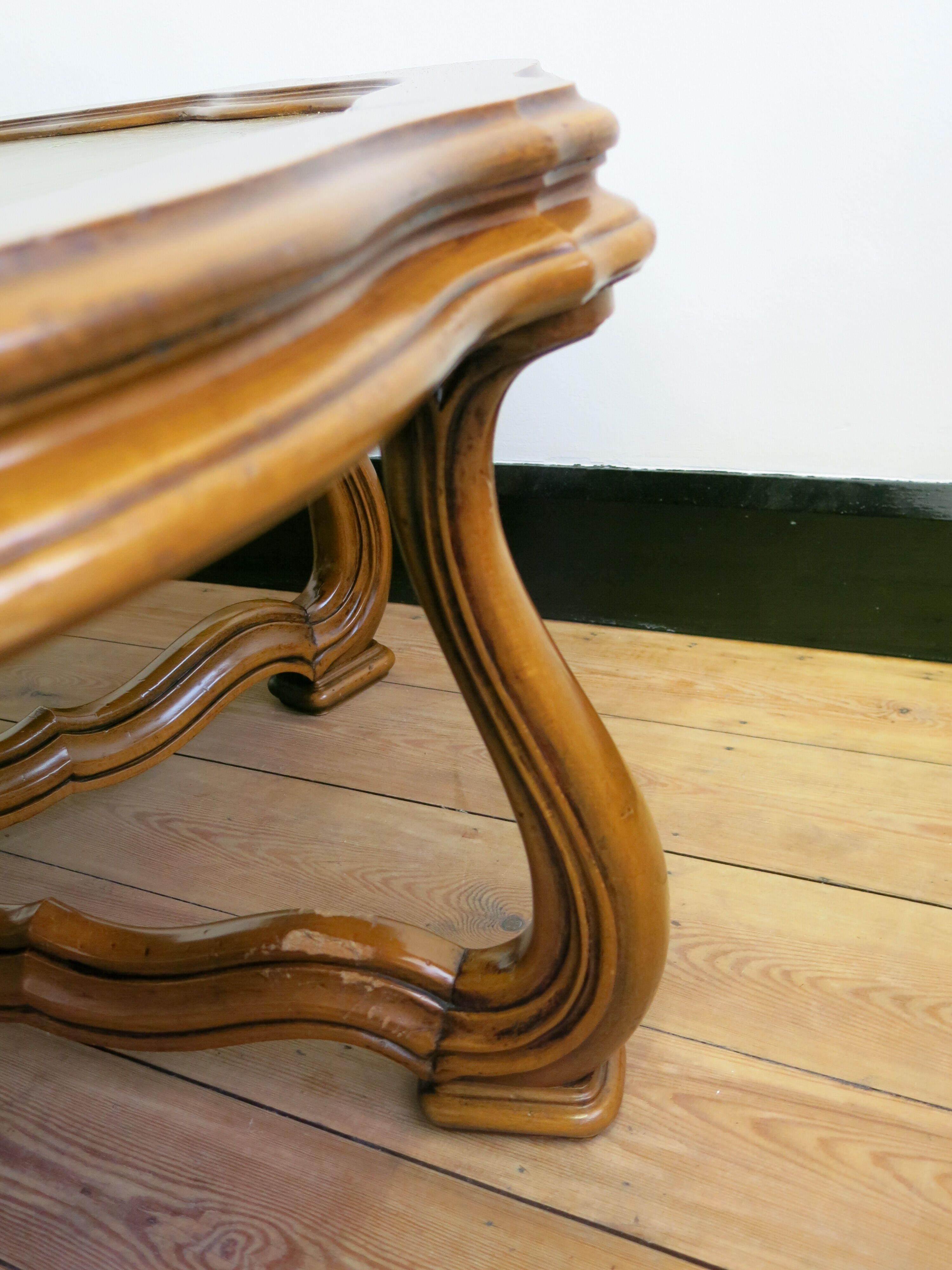 Table basse English Regency en acajou sculpté et cuir olive