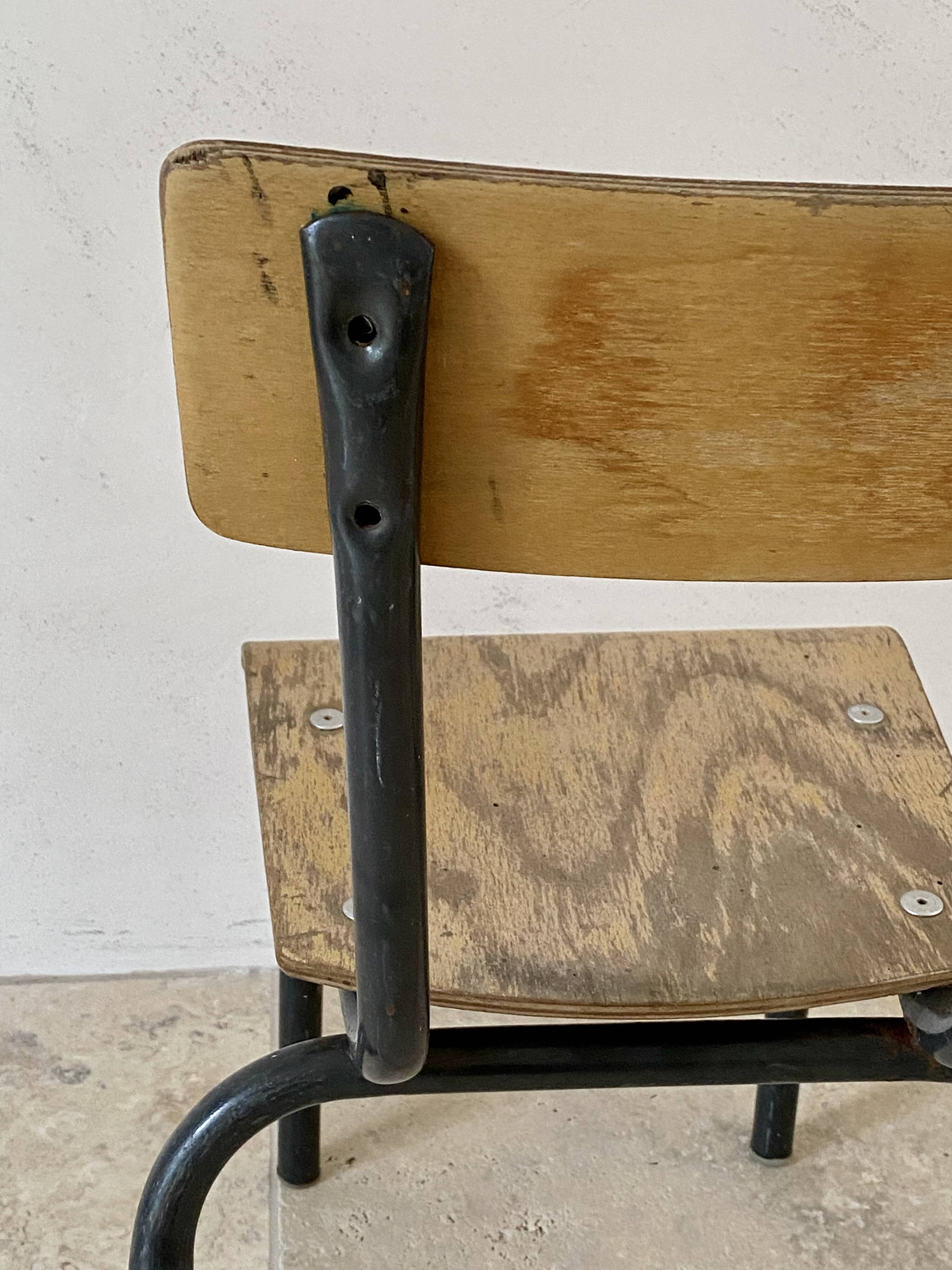 Chaise d’école vintage enfant bois et métal noir style industriel