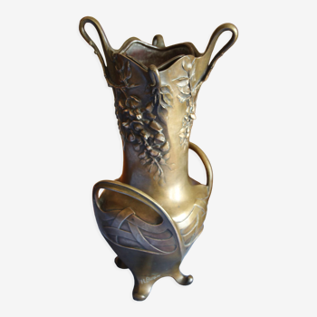 Vase en bronze motif glycines signé