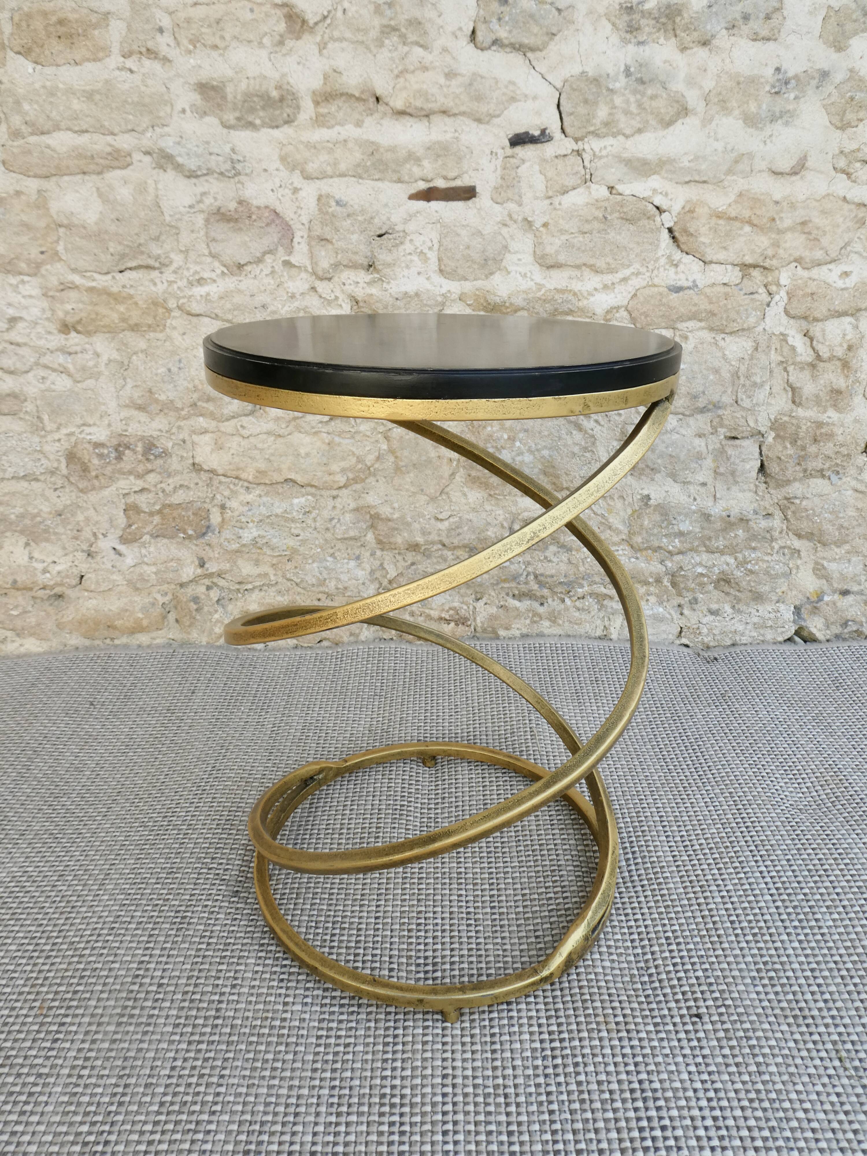 Spring-shaped end table in gold metal