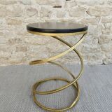 Spring-shaped end table in gold metal