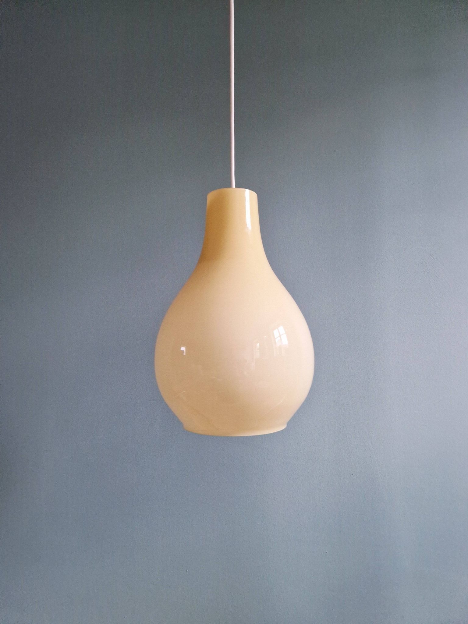 Suspension scandinave bulbeuse en opaline jaune, 1960