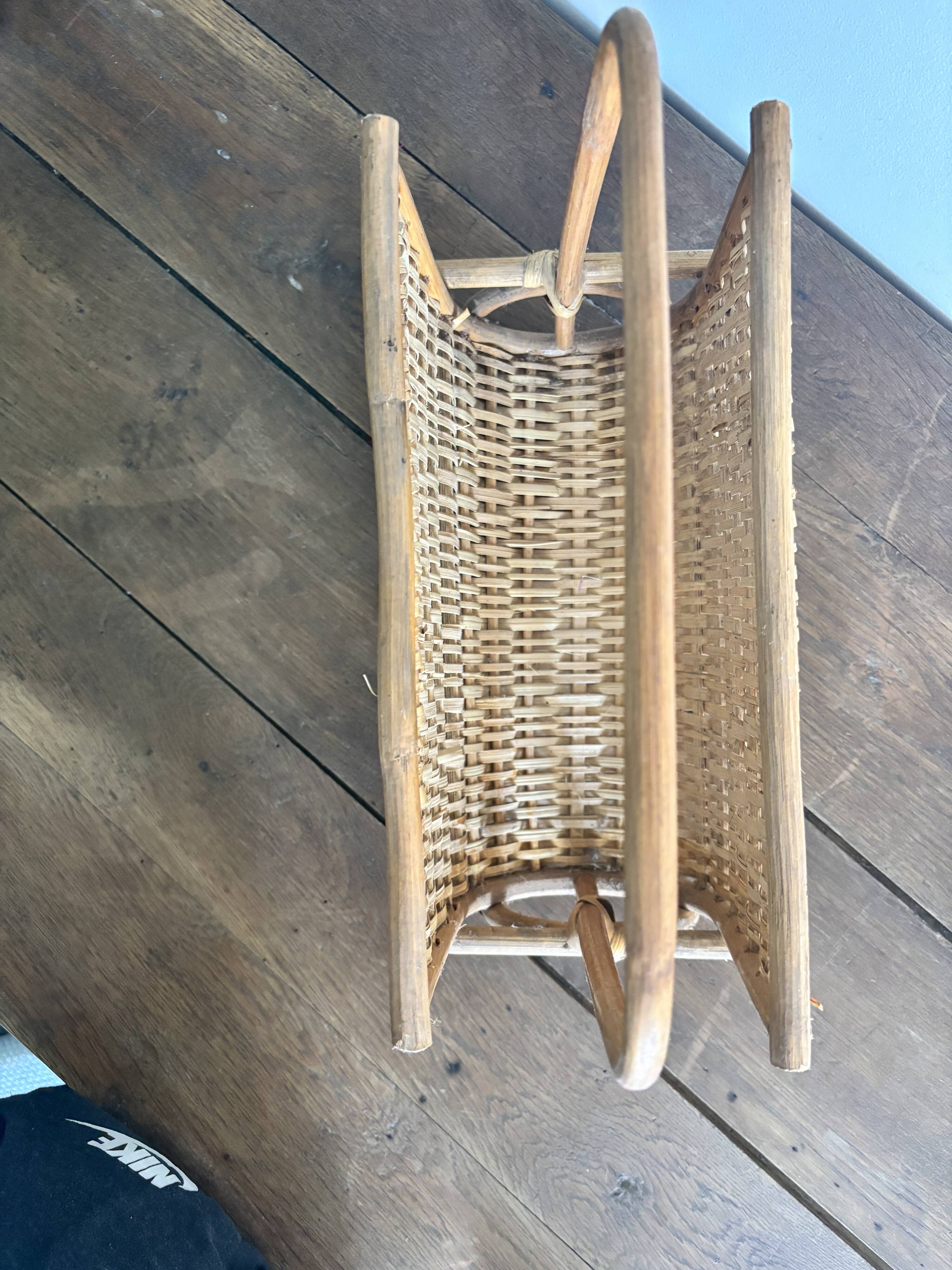 Porte-revues vintage en rotin naturel  des années 60