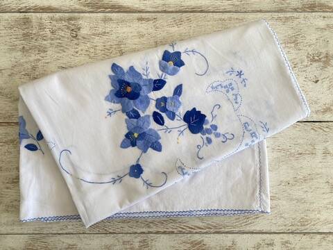 Large antique hand-embroidered tablecloth - 12 place settings - 170x210 cm - cotton
