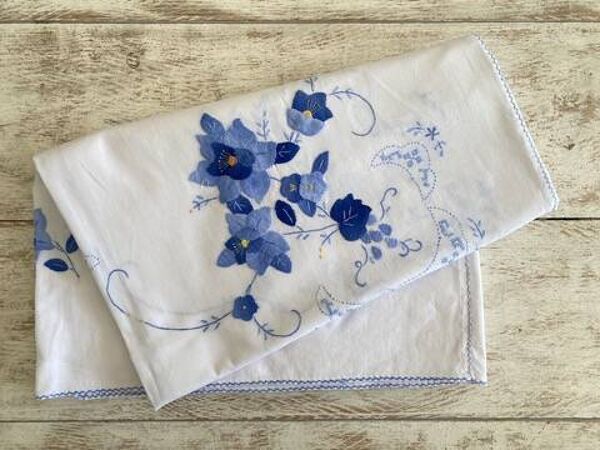 Grande nappe ancienne brodée main - 12 couverts - 170x210 cm - coton