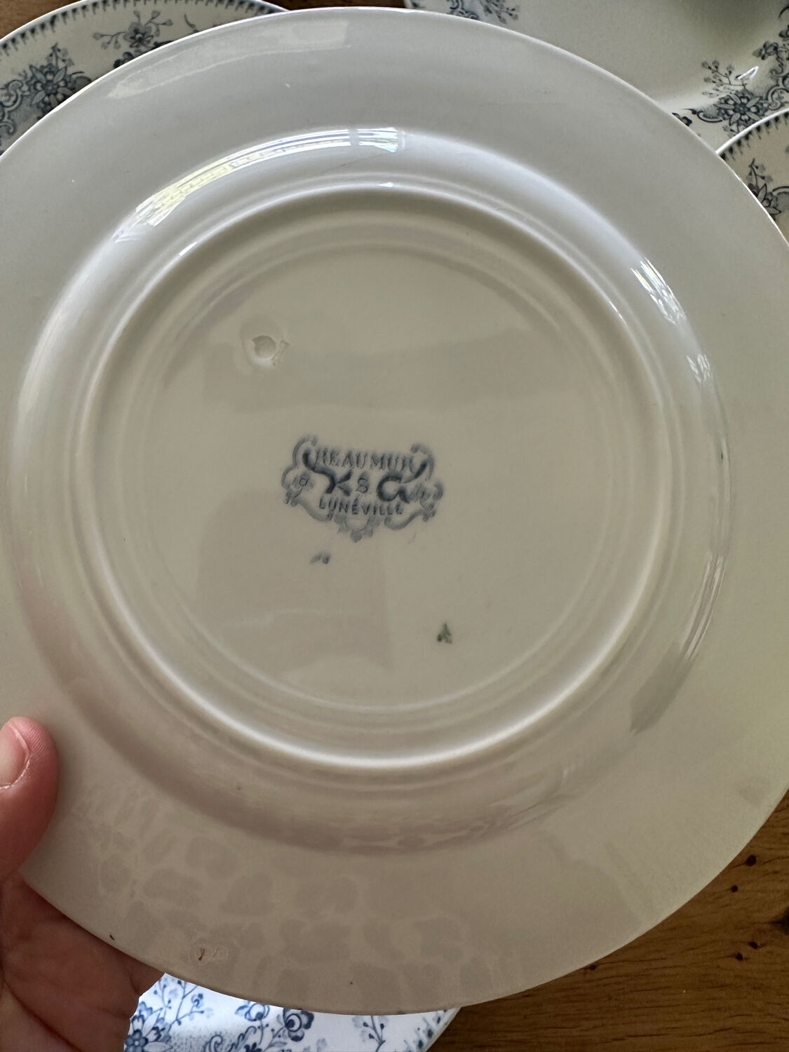 6 flat plates made of earthenware