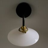 Applique murale en opaline blanche - douille et bras laiton, support metal