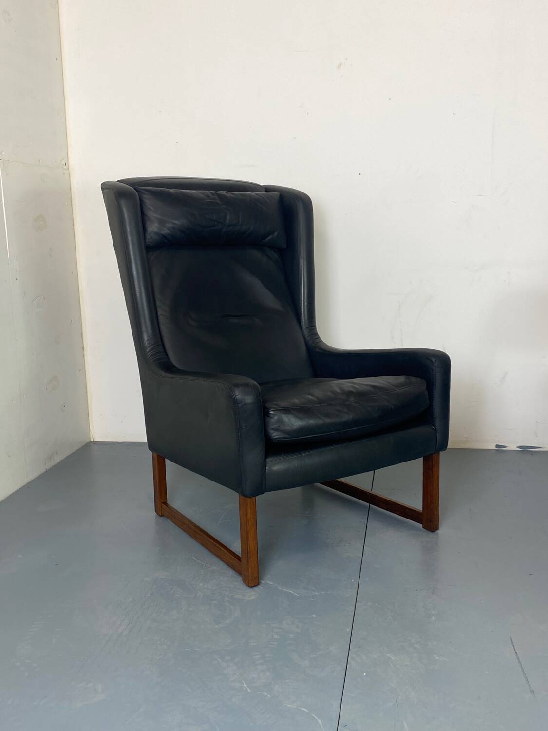 Fauteuil vintage à dossier à oreilles en cuir noir par Rudolf Glatzel pour Kill, 1960