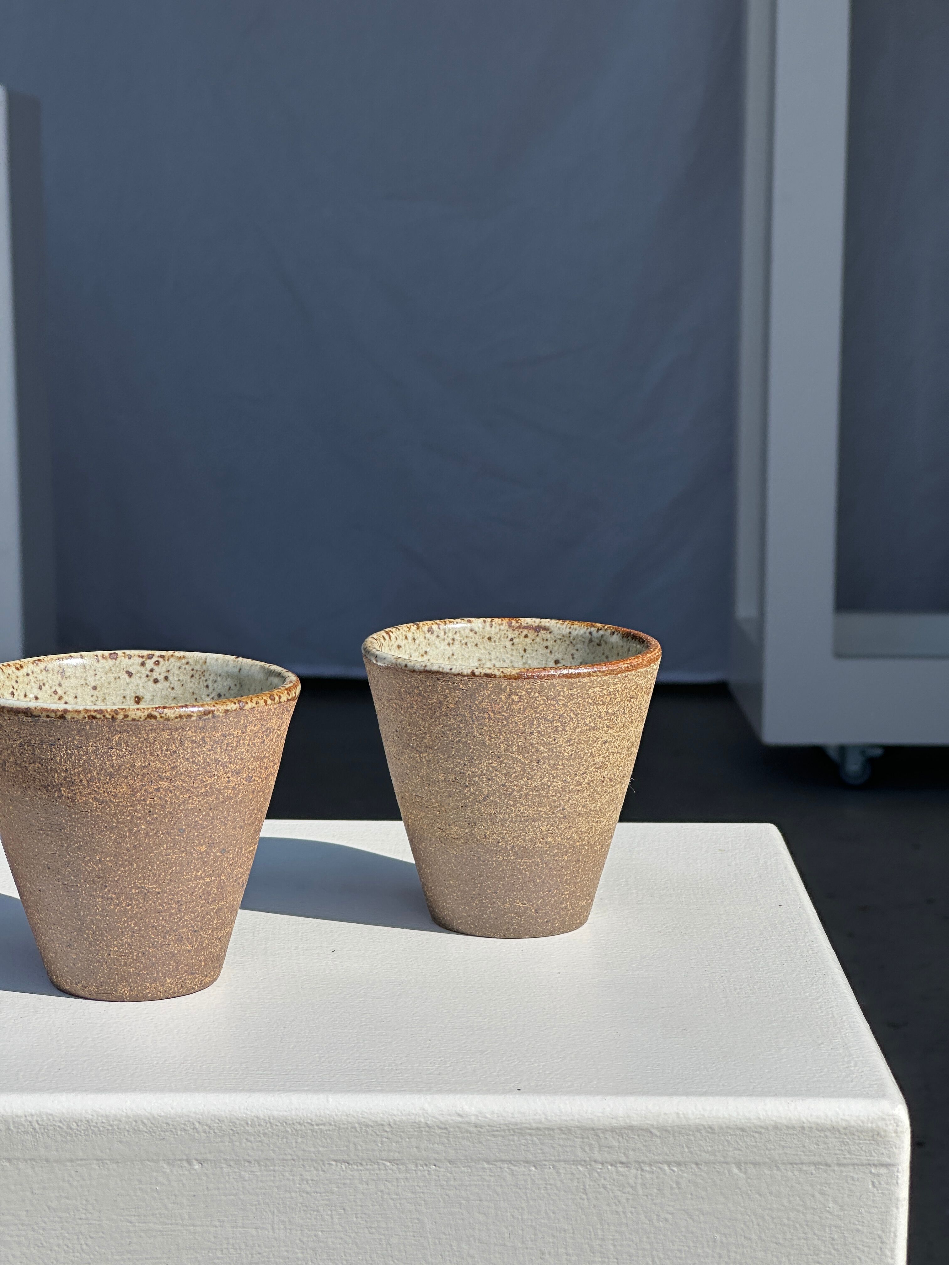 Lot de 2 tasses / mug en céramique indonésienne (mat brun)