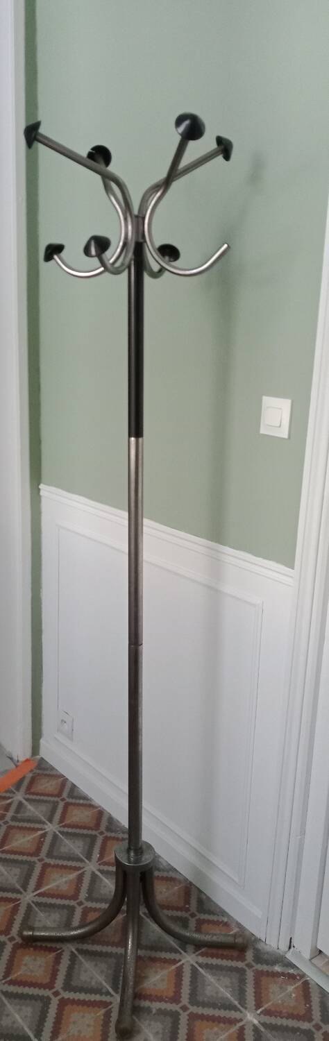 Free-standing coat rack