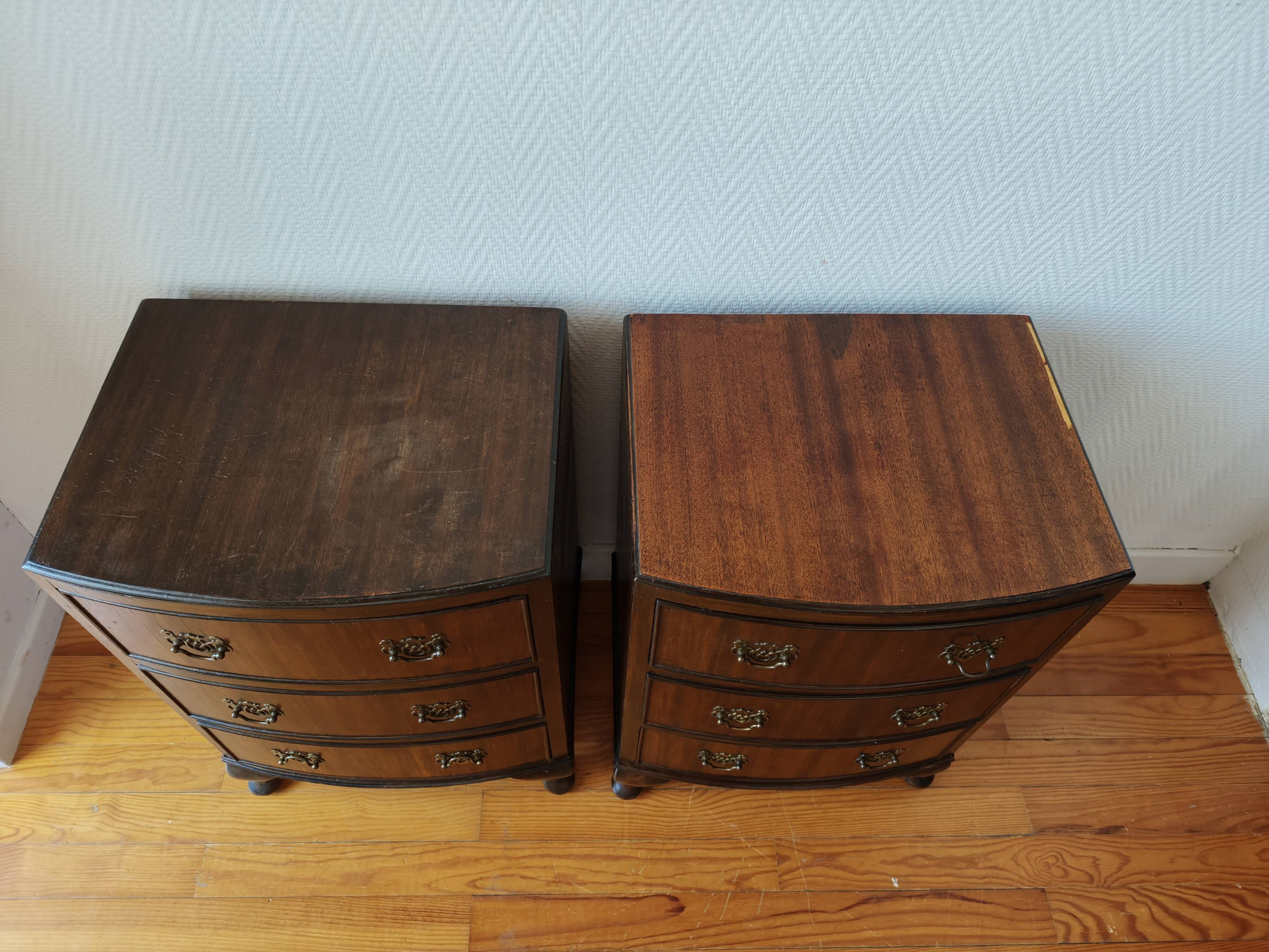 Paire de petites commodes anglaises style Queen Anne – années 1950