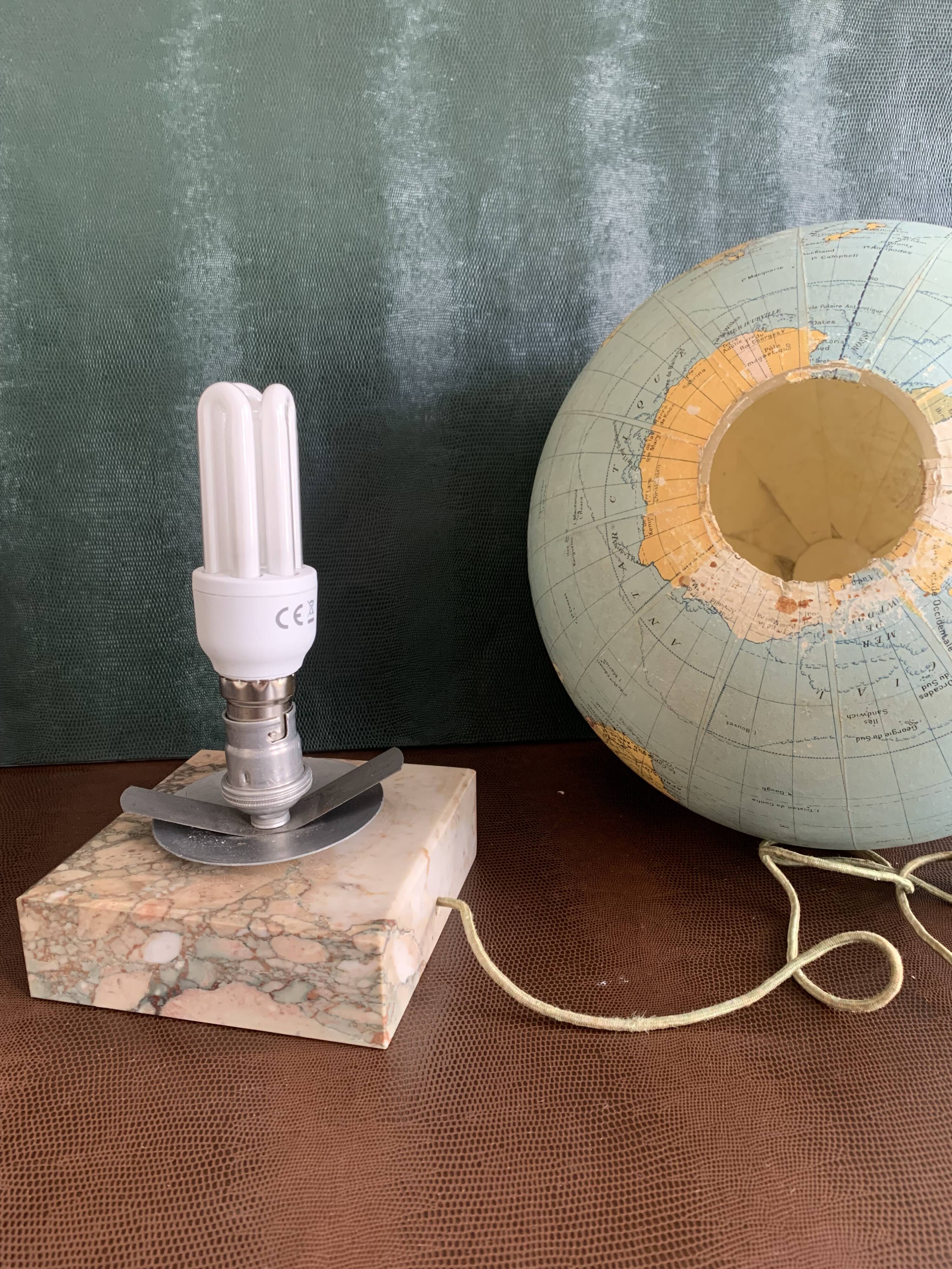 Globe terrestre en verre lumineux des années 30/40, V. Vindrinet, Paris