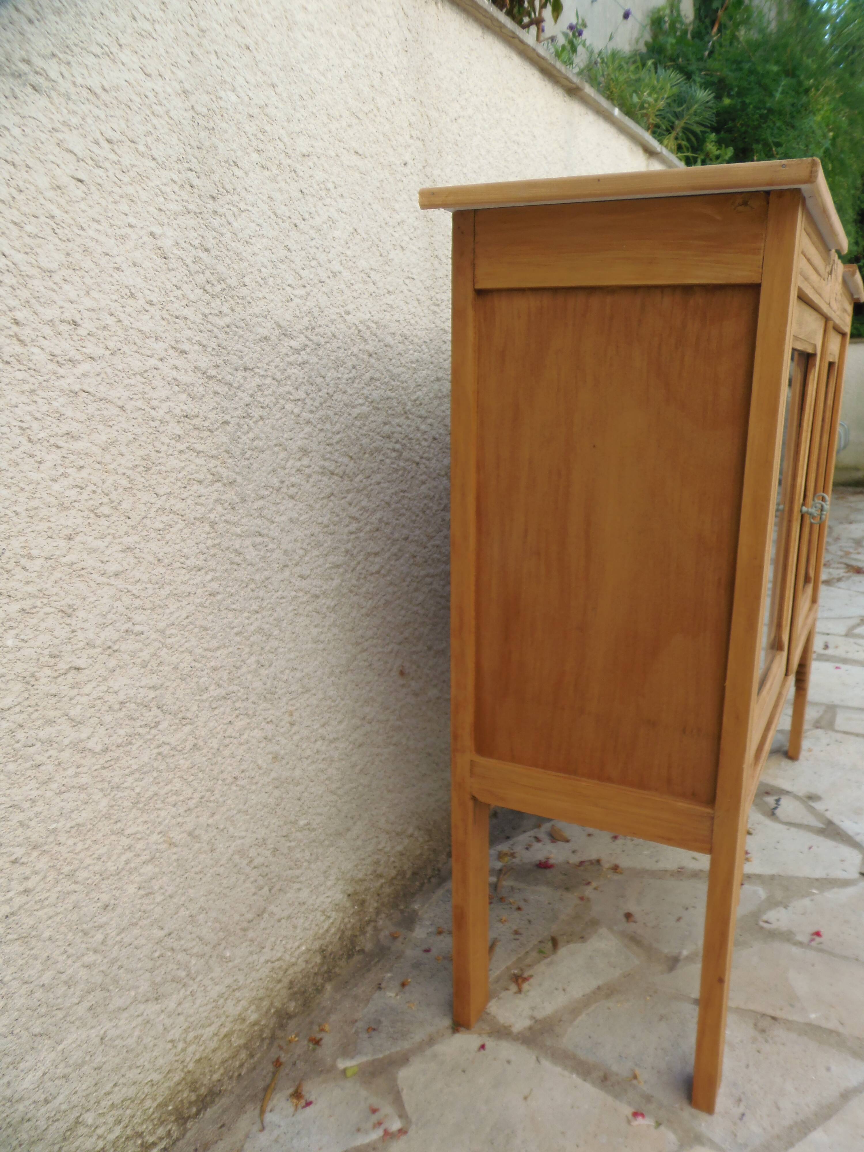 Art Deco sideboard in wood, with 2 glass doors.