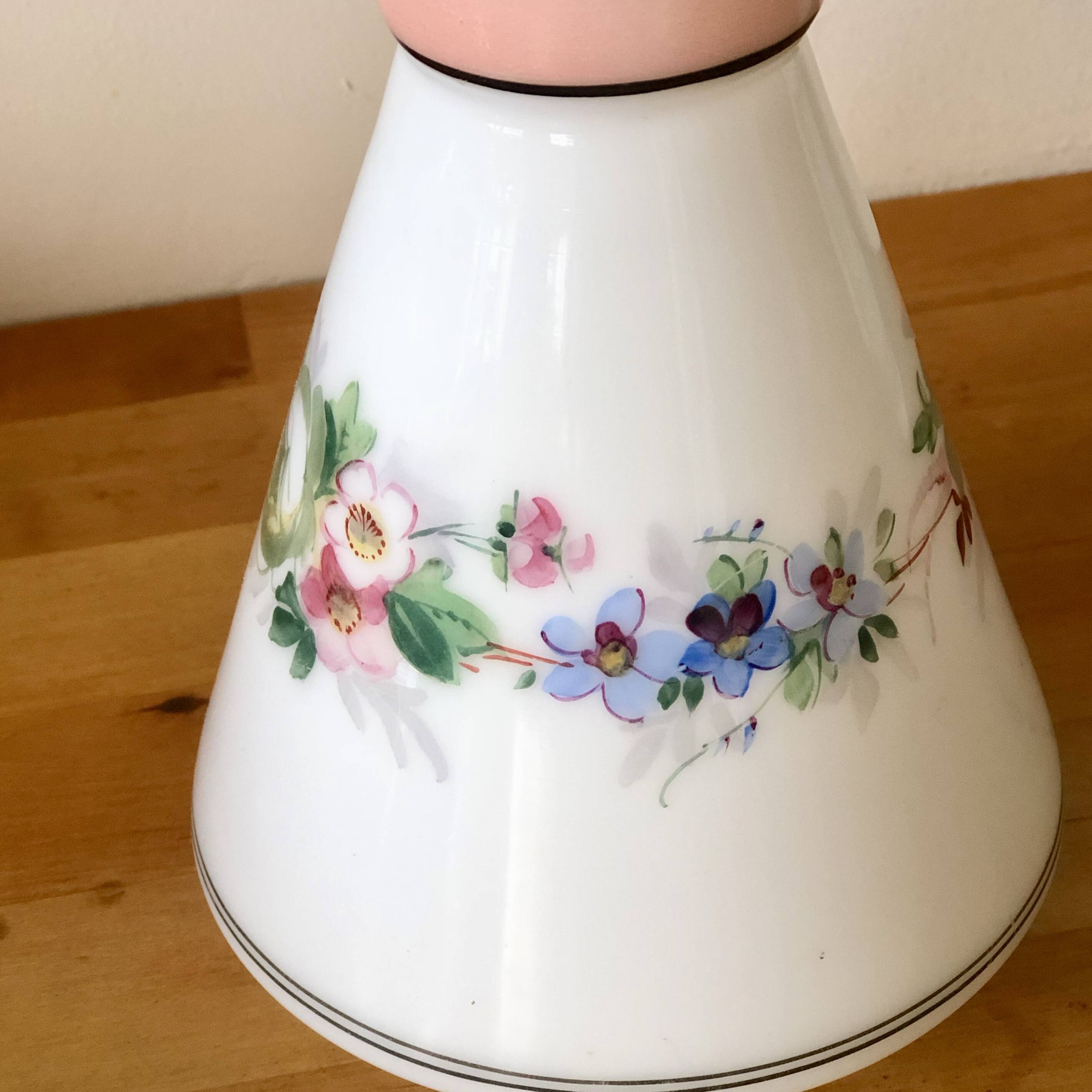 Vase en opaline blanche et décor floral