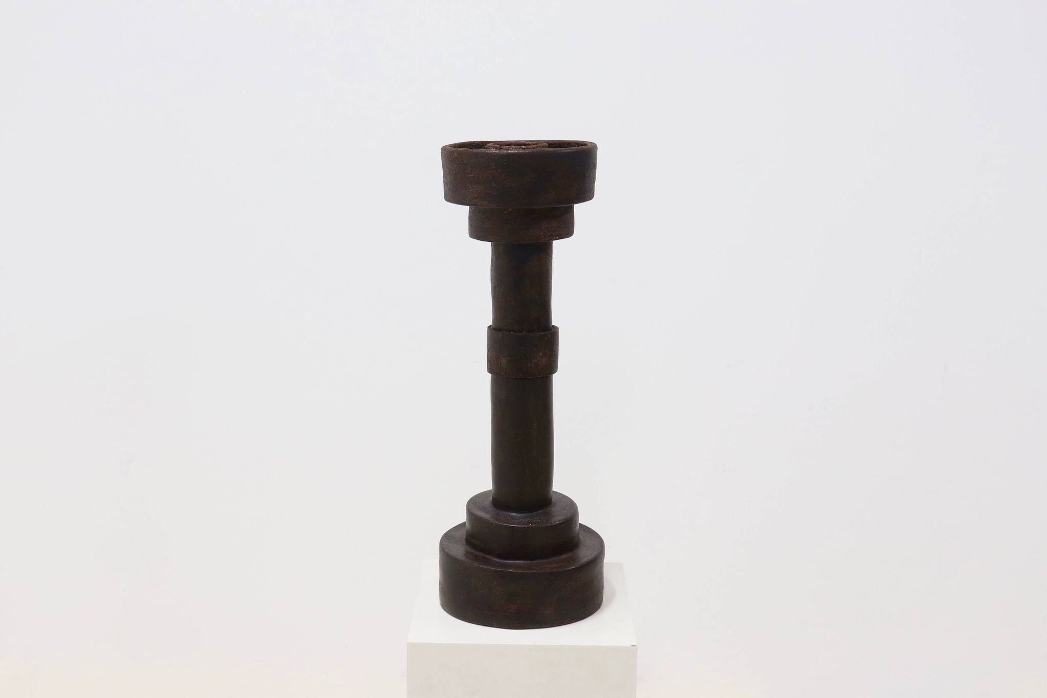 Objet cylindrique en grès brutaliste signé Studio Pottery années 1960
