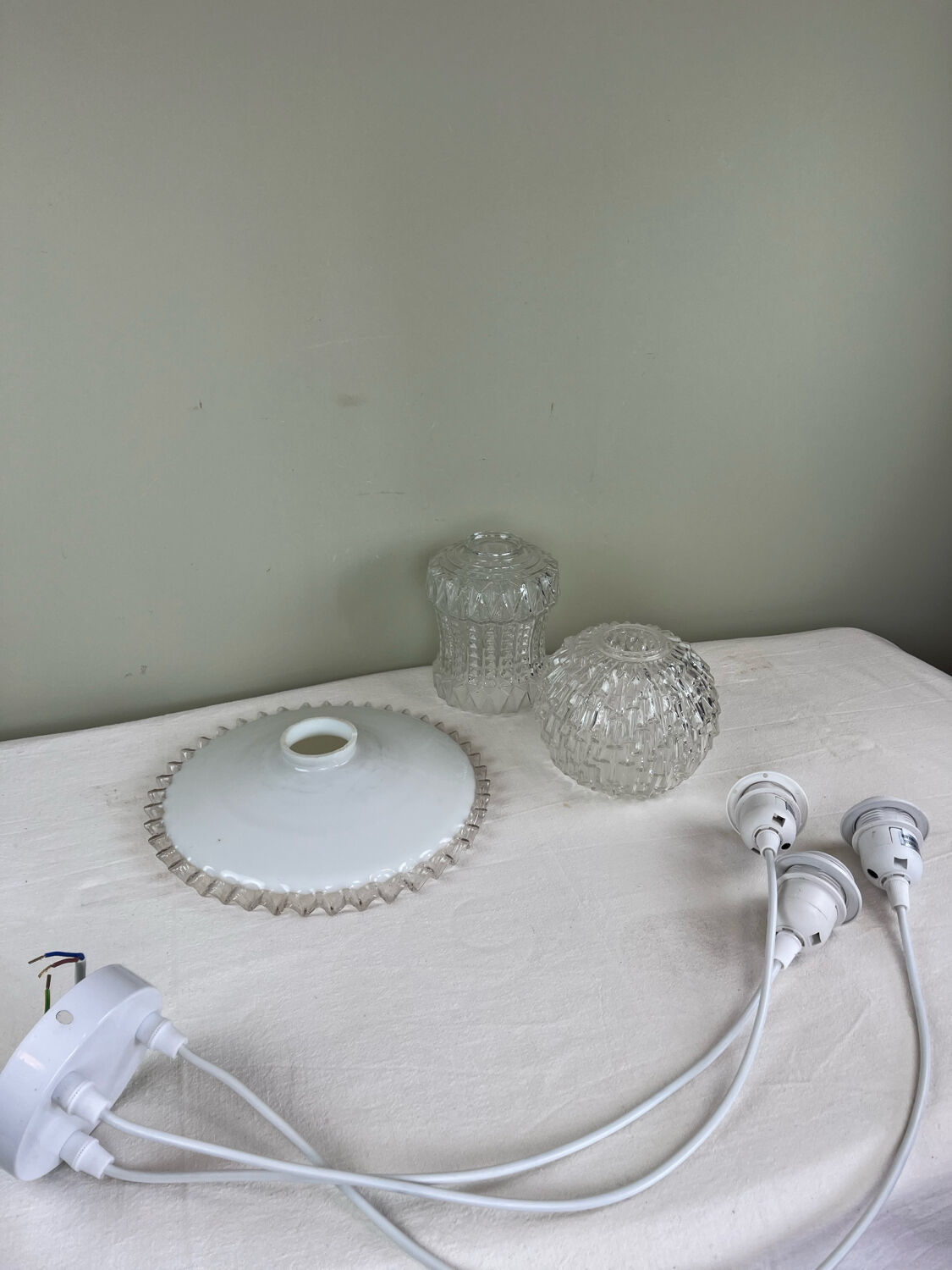 Suspension of 3 vintage globes