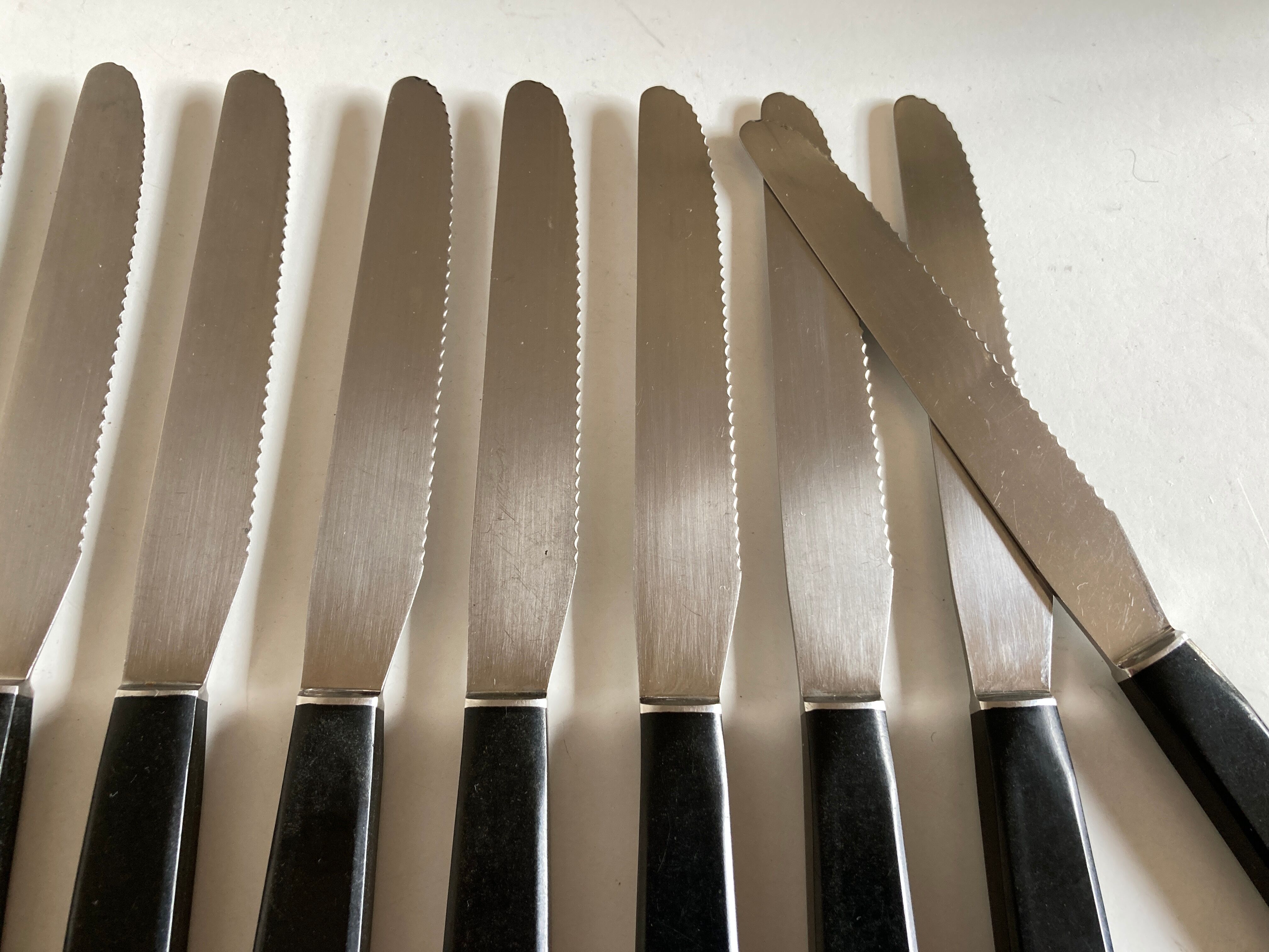 Set de 12 couteaux de brasserie en bakélite noire