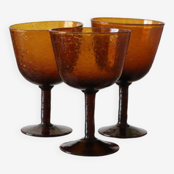 3 verres à pieds en verre bullé et soufflé