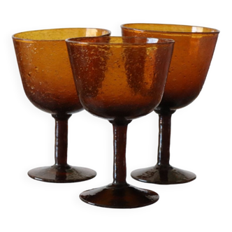 3 verres à pieds en verre bullé et soufflé