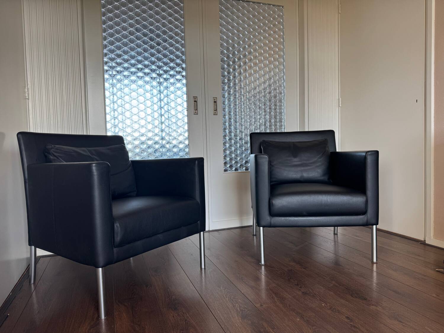 2 fauteuils de salon modernistes allemands en cuir noir et acier de Walter Knoll
