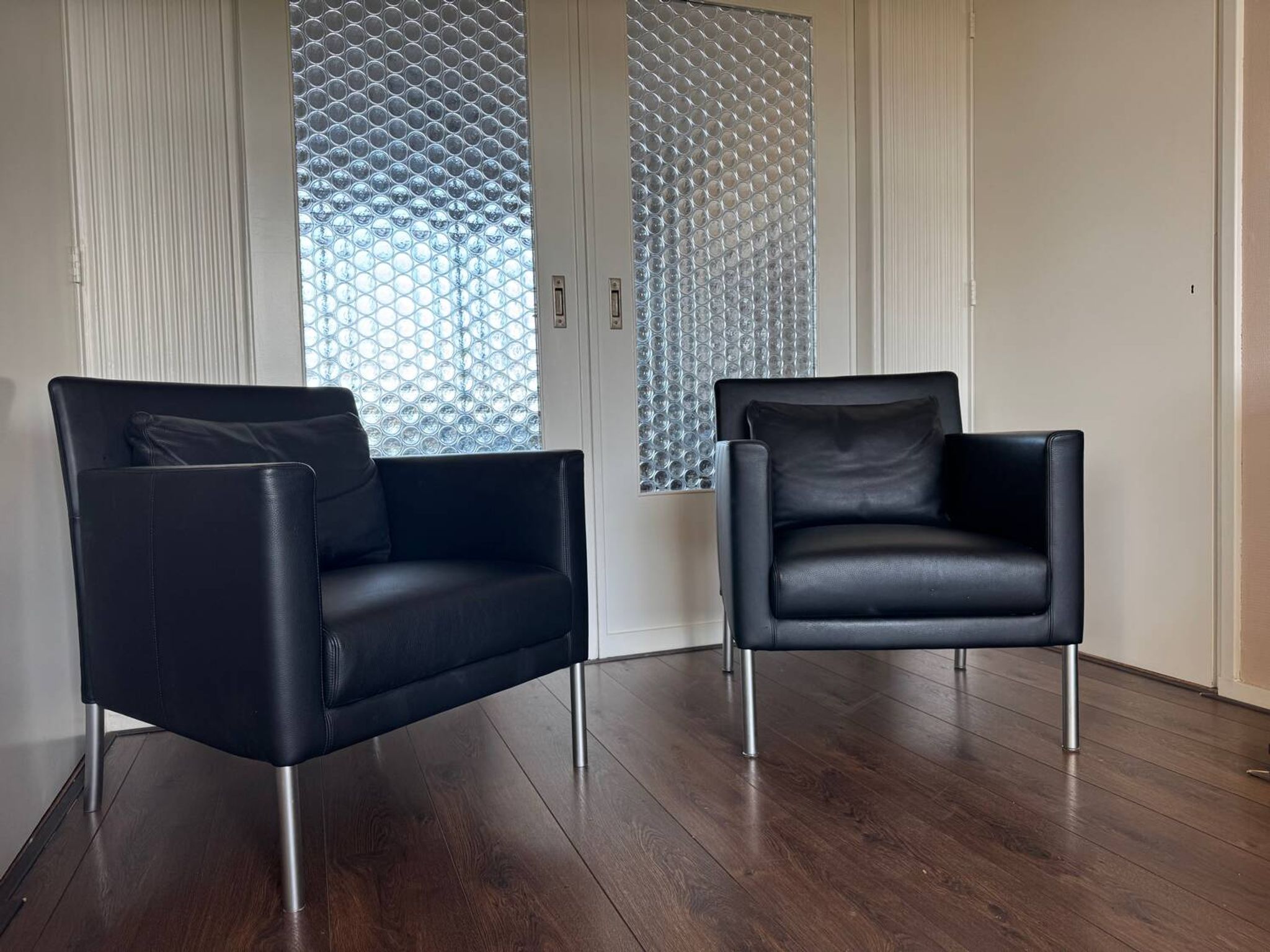 2 fauteuils de salon modernistes allemands en cuir noir et acier de Walter Knoll