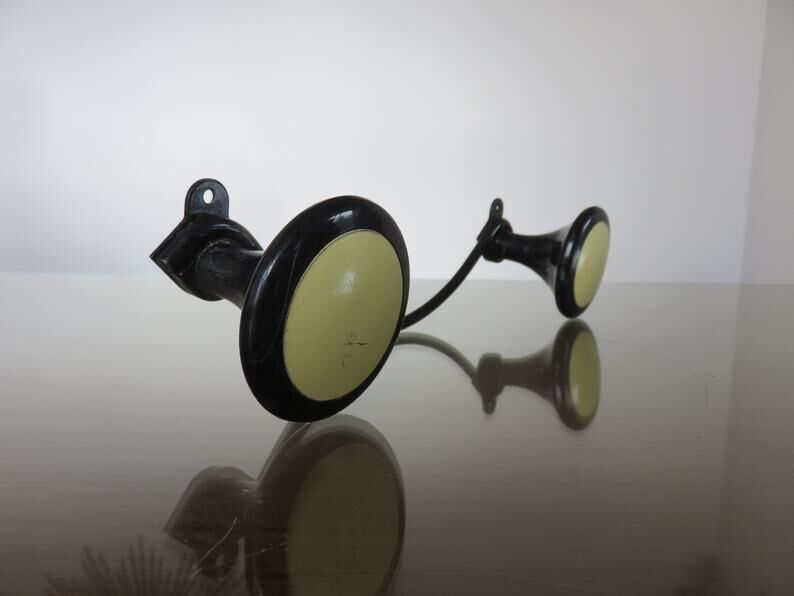 Bakelite coat and pale yellow laqué metal 50 60 years