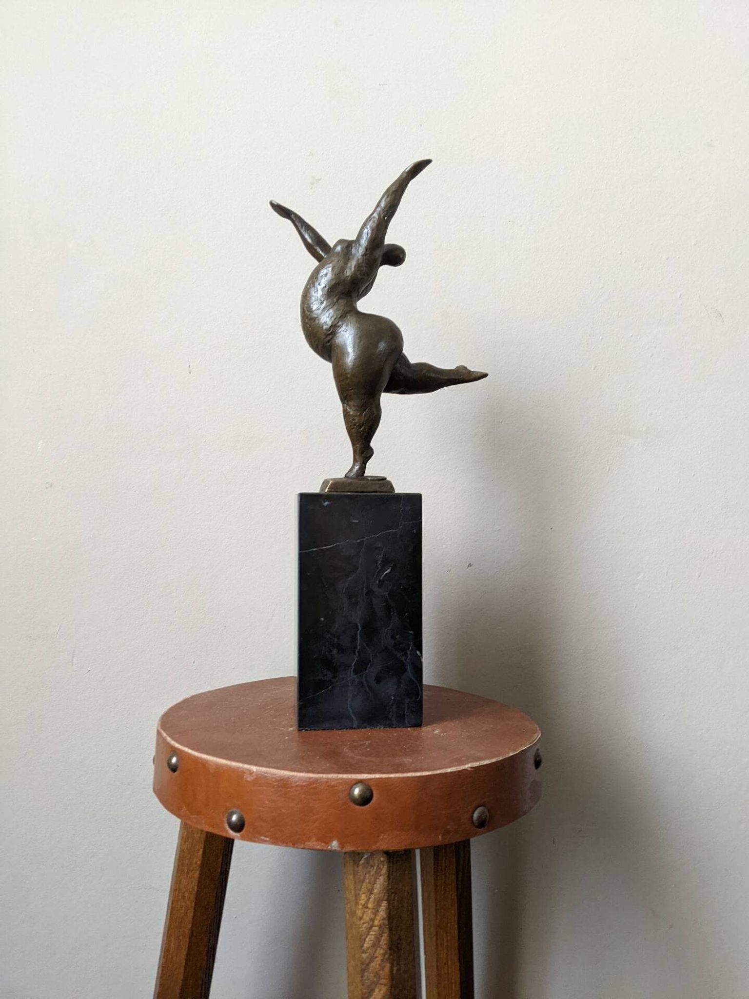 Sculpture contemporaine sur socle en marbre