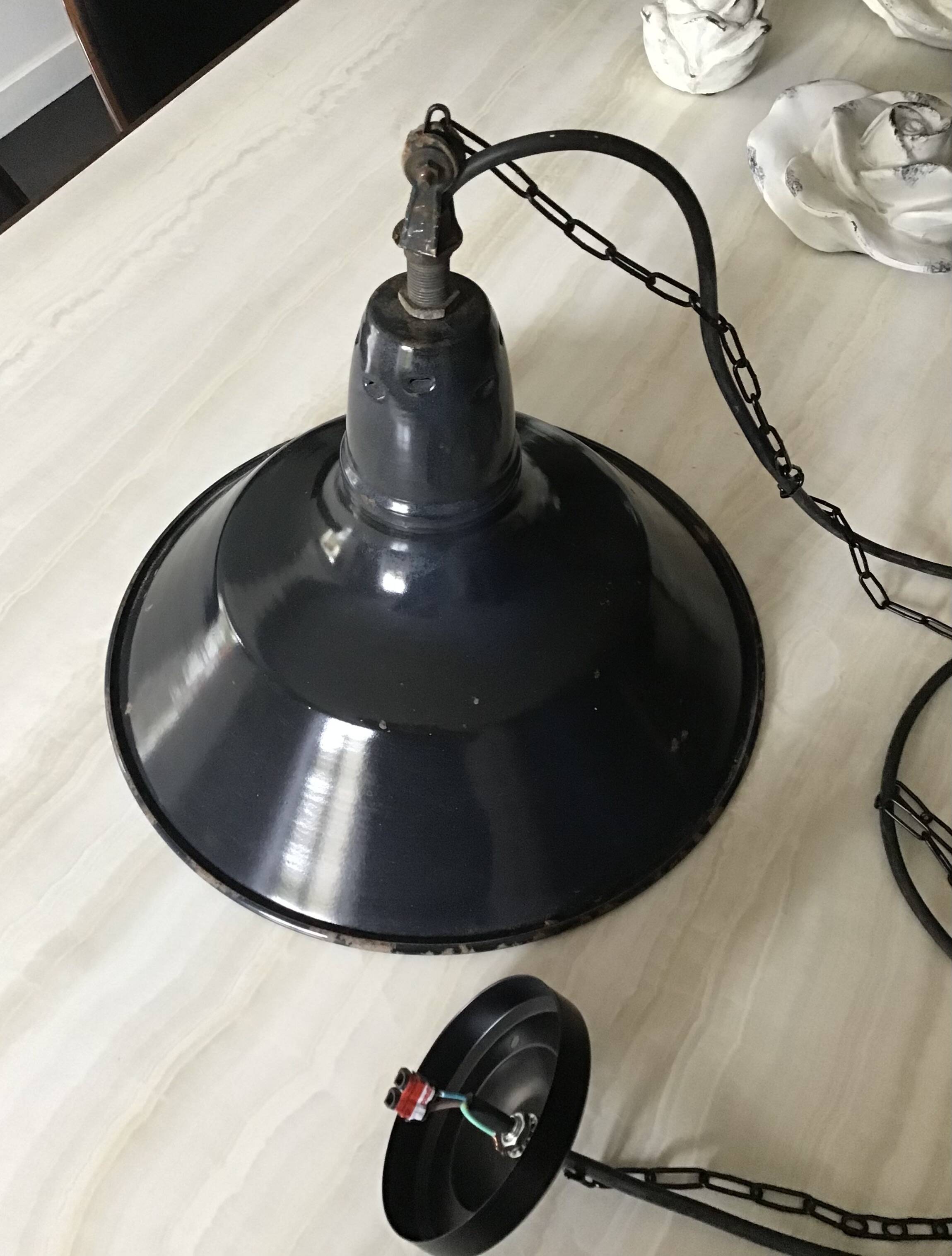 Industrial enamelled sheet metal suspension