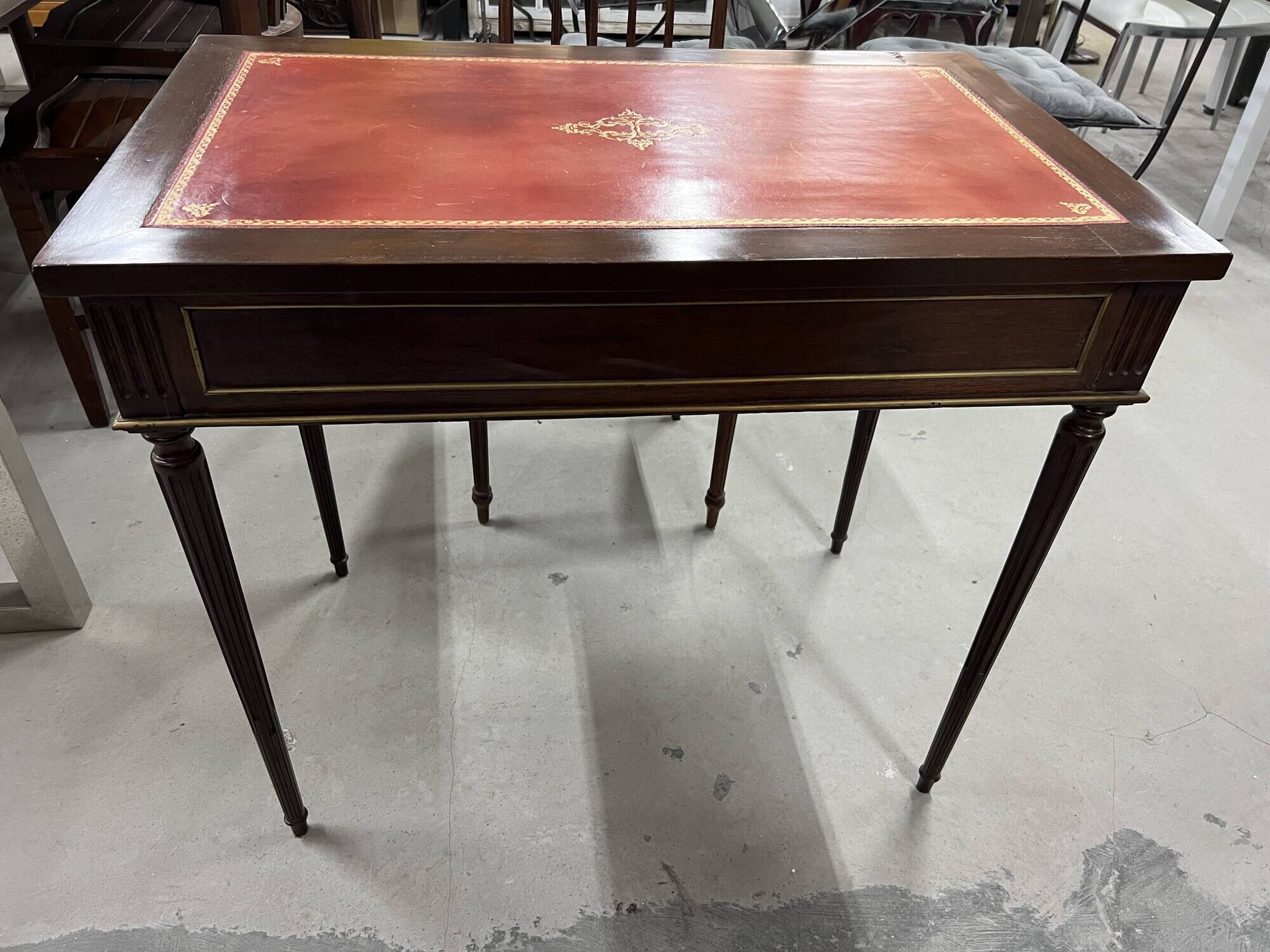 Flat desk and Louis XVI style chair in mahogany veneer (nineteenth century)