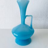 Carafe en opaline bleue