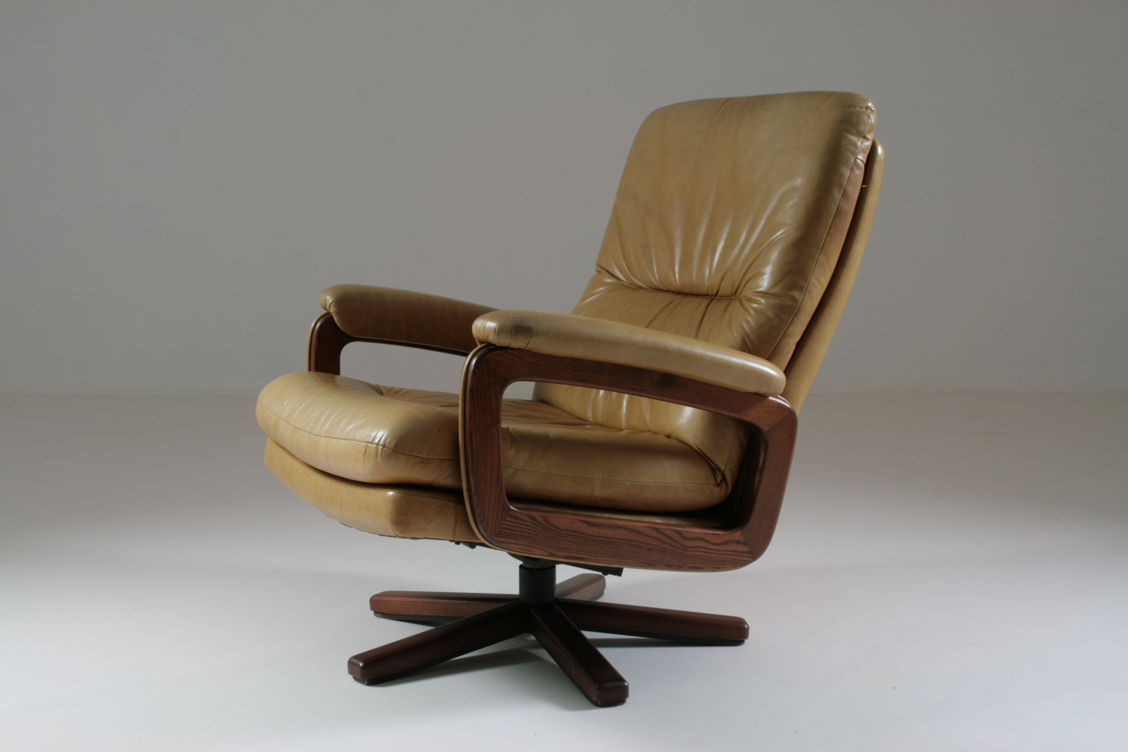 Leather lounge chair by André Vandenbeuck