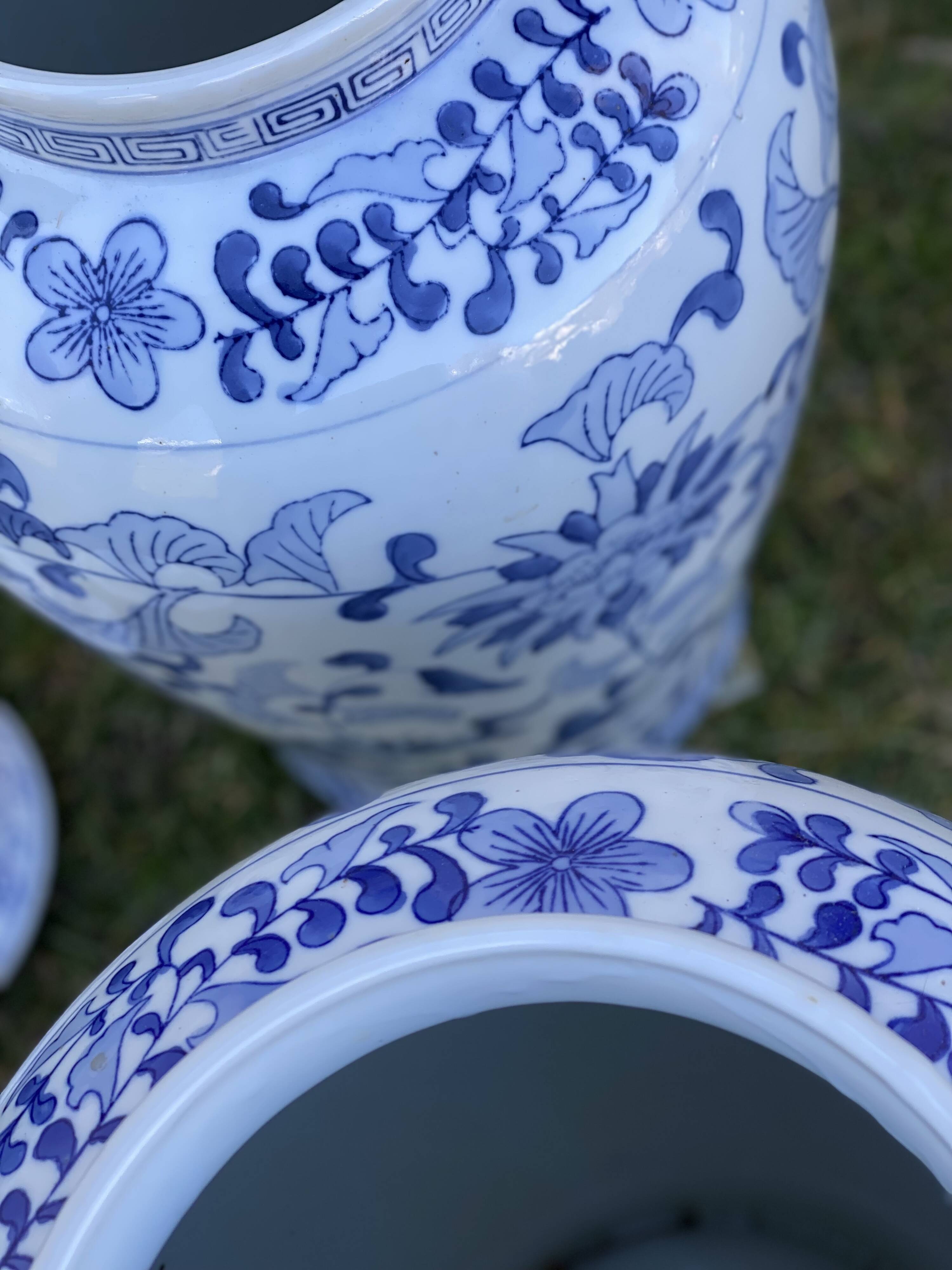 Pair of large vintage Chinese ceramic vases from the 1980s, oriental potiches.