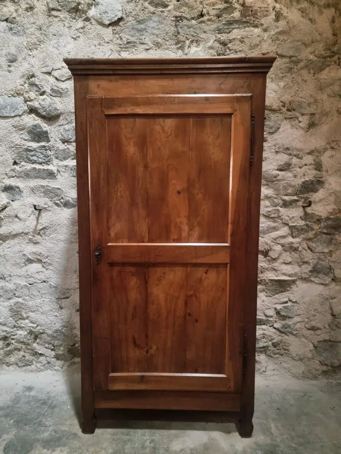 Armoire à linge, bonnetière ancienne en merisier français