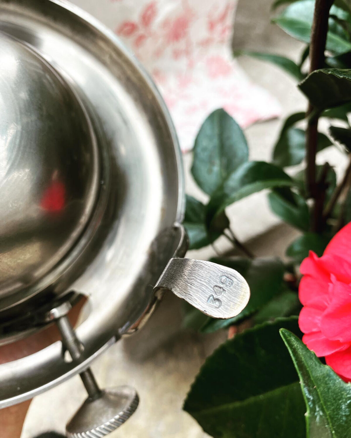 Antique silver sweetener with rolling lid