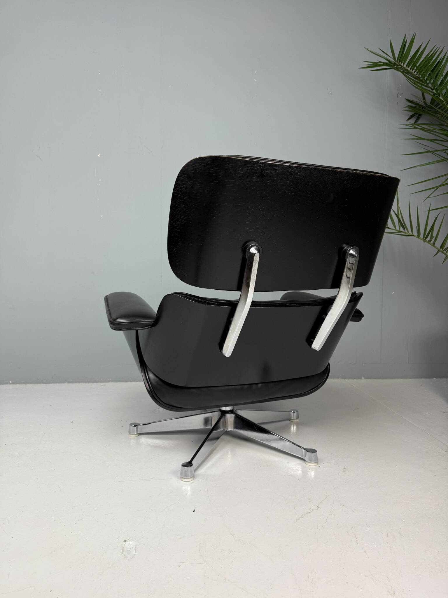Chaise longue Eames entièrement noire par Herman Miller, années 1970.