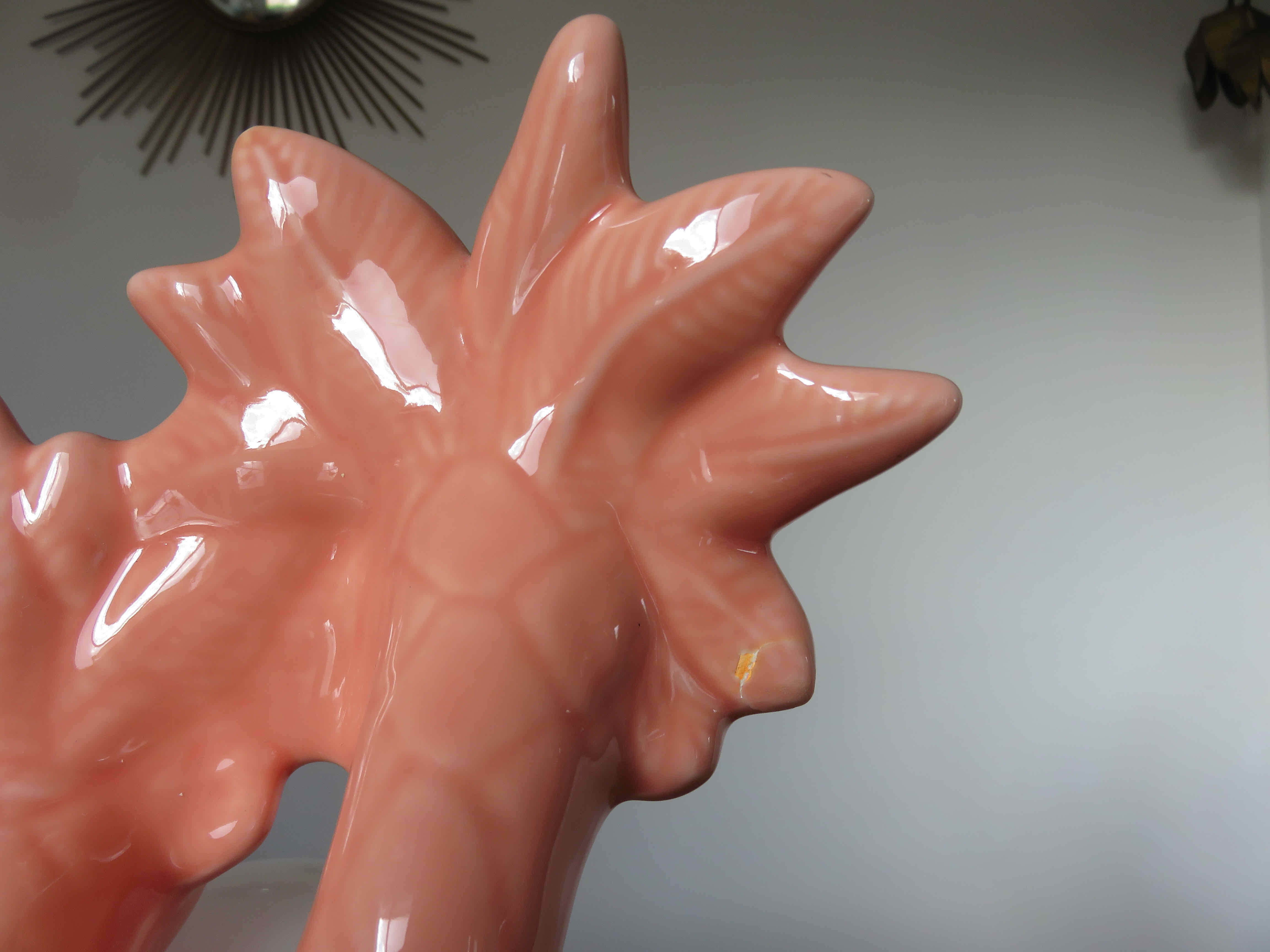 Paire de lampes palmiers en céramique rose saumoné et boule opaline blanche années 70 80