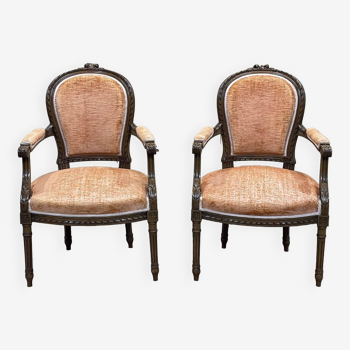 Paire de fauteuils de style Louis XVI en hêtre mouluré, travail des années 1950